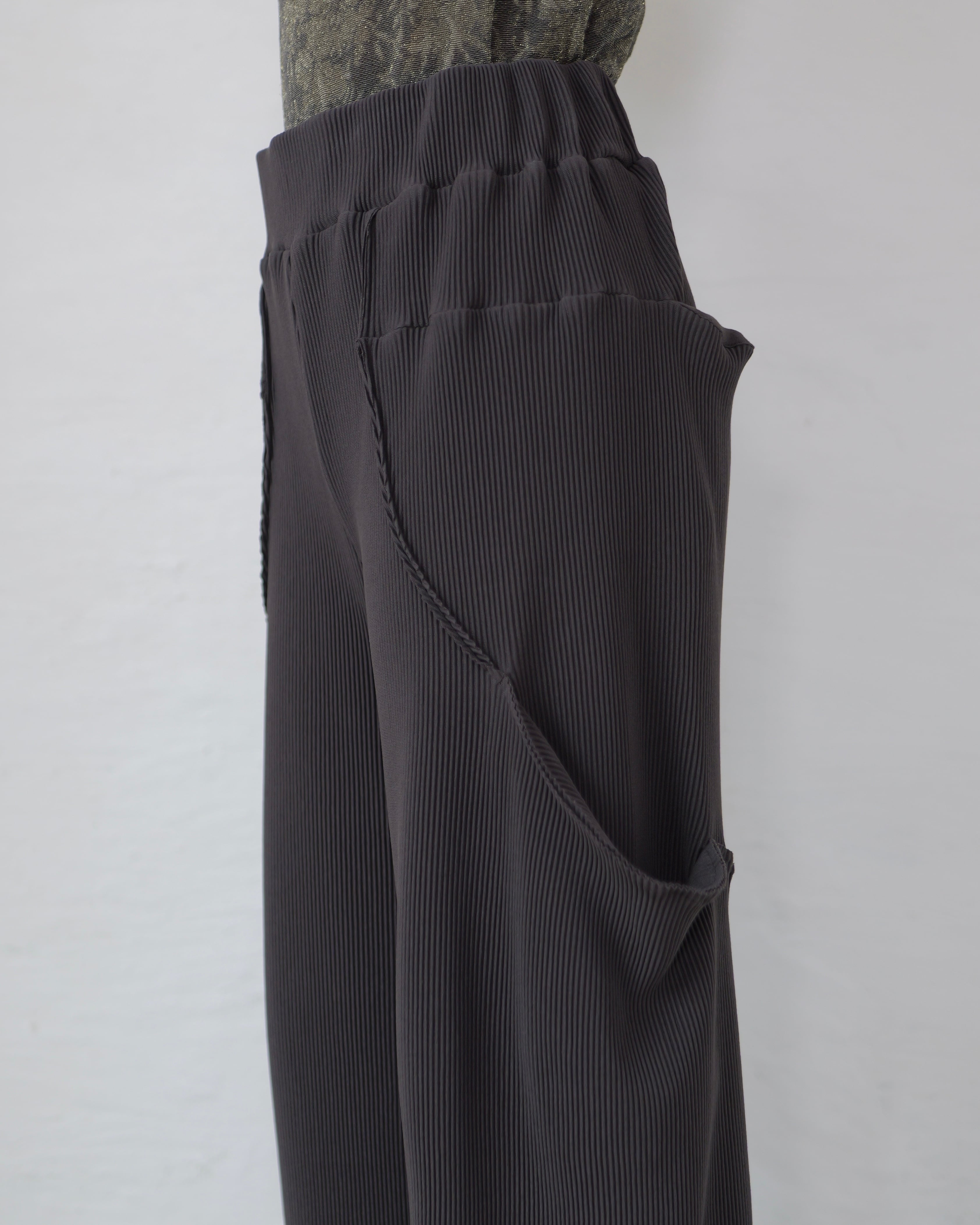 kotohayokozawa - CRISP CURVED POCKET PANTS ：Charcoal｜5mmプリーツ