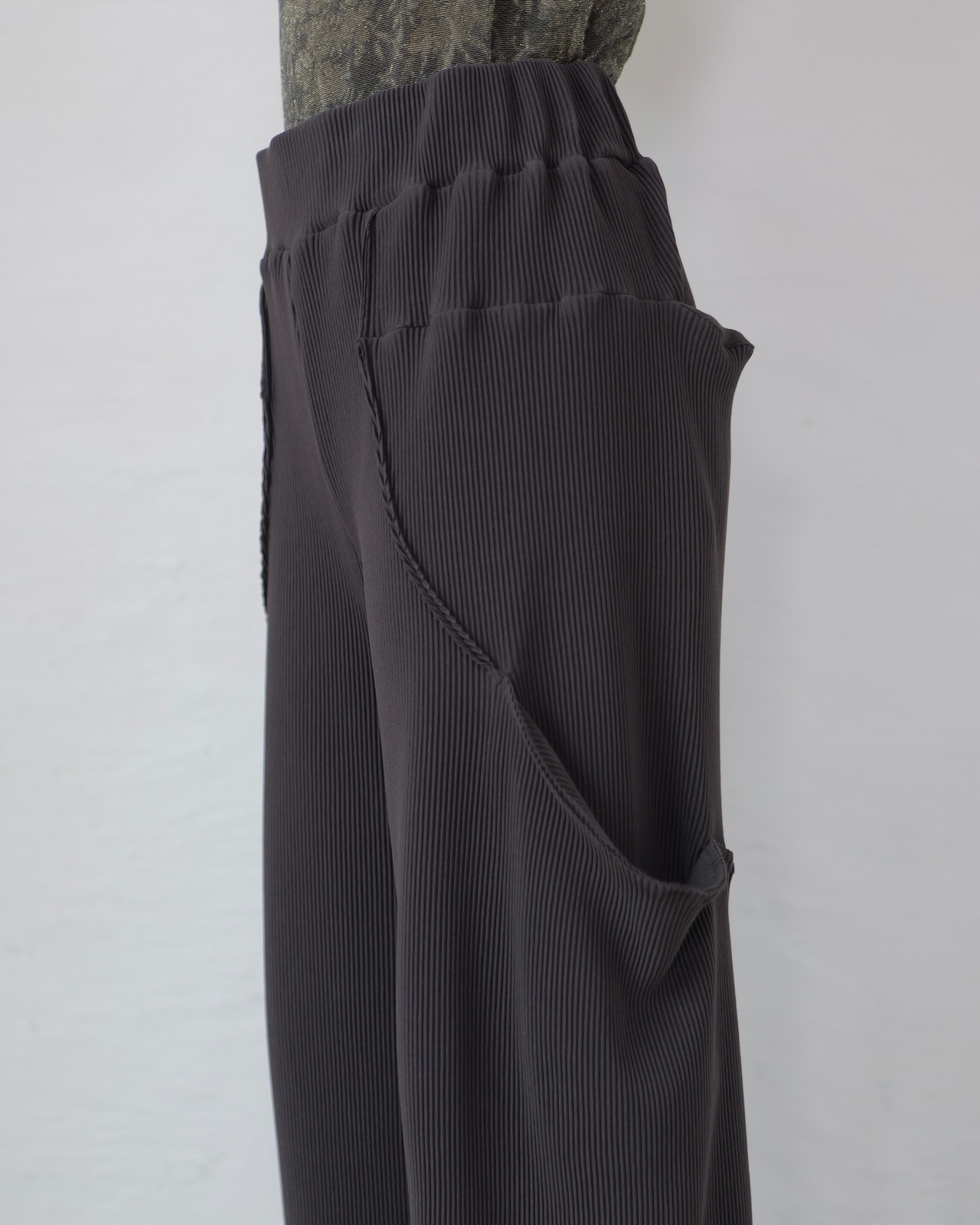 kotohayokozawa - CRISP CURVED POCKET PANTS ：Charcoal｜5mmプリーツ／立体カーブポケット／ウエスト調整／ユニセックス／ウォッシャブル