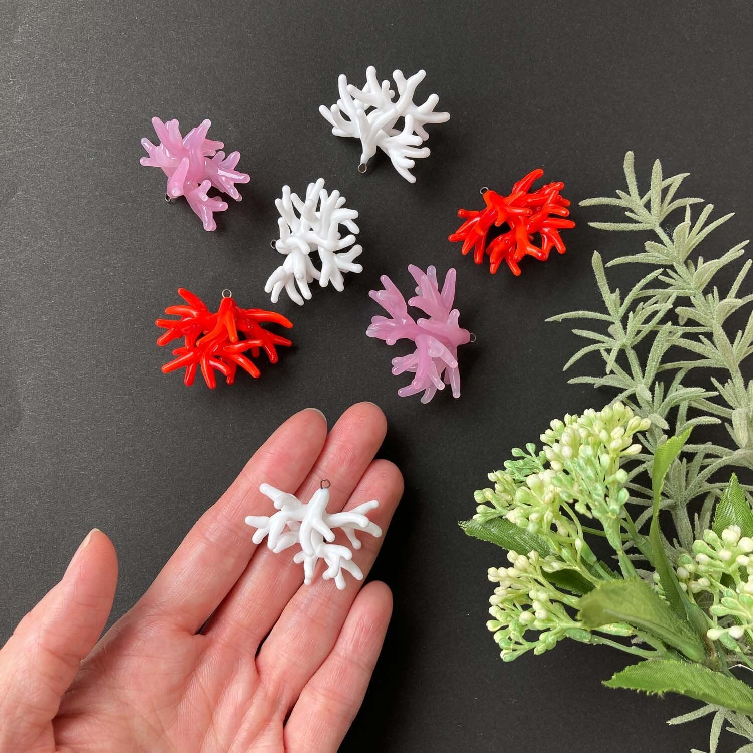 サンゴのチェコガラスチャーム | Dua-アクセサリーパーツショップ