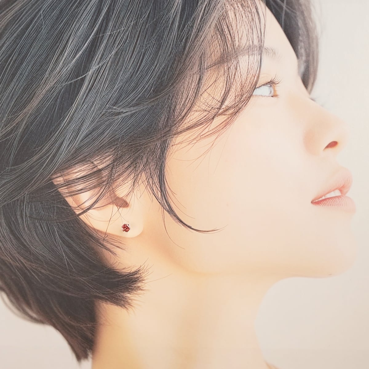 希少！カラーチェンジガーネットのひと粒ピアス｜4mm｜つけっぱなしOK