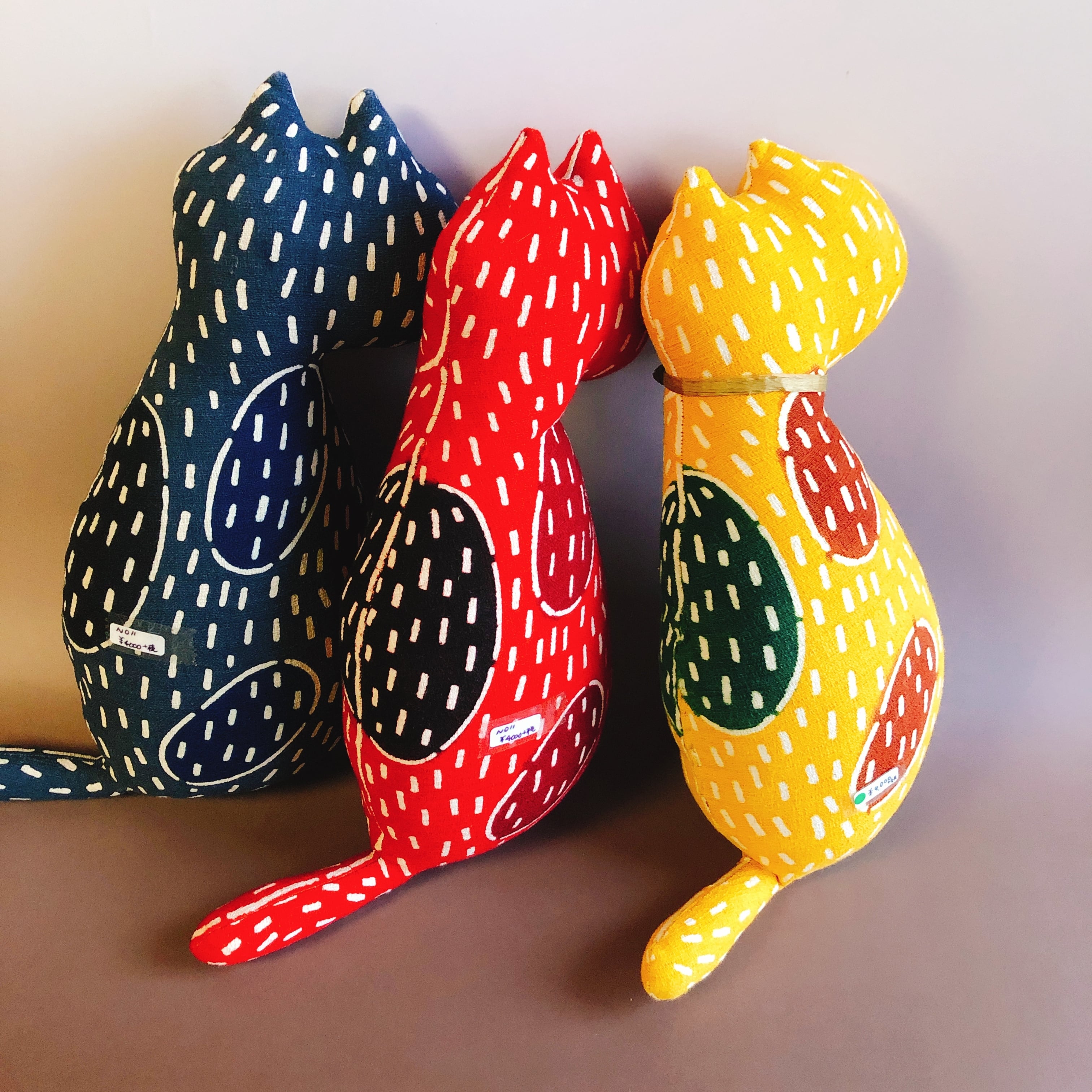 型染め振り向き猫 赤青黄 | Gellery Shop 芭蕉