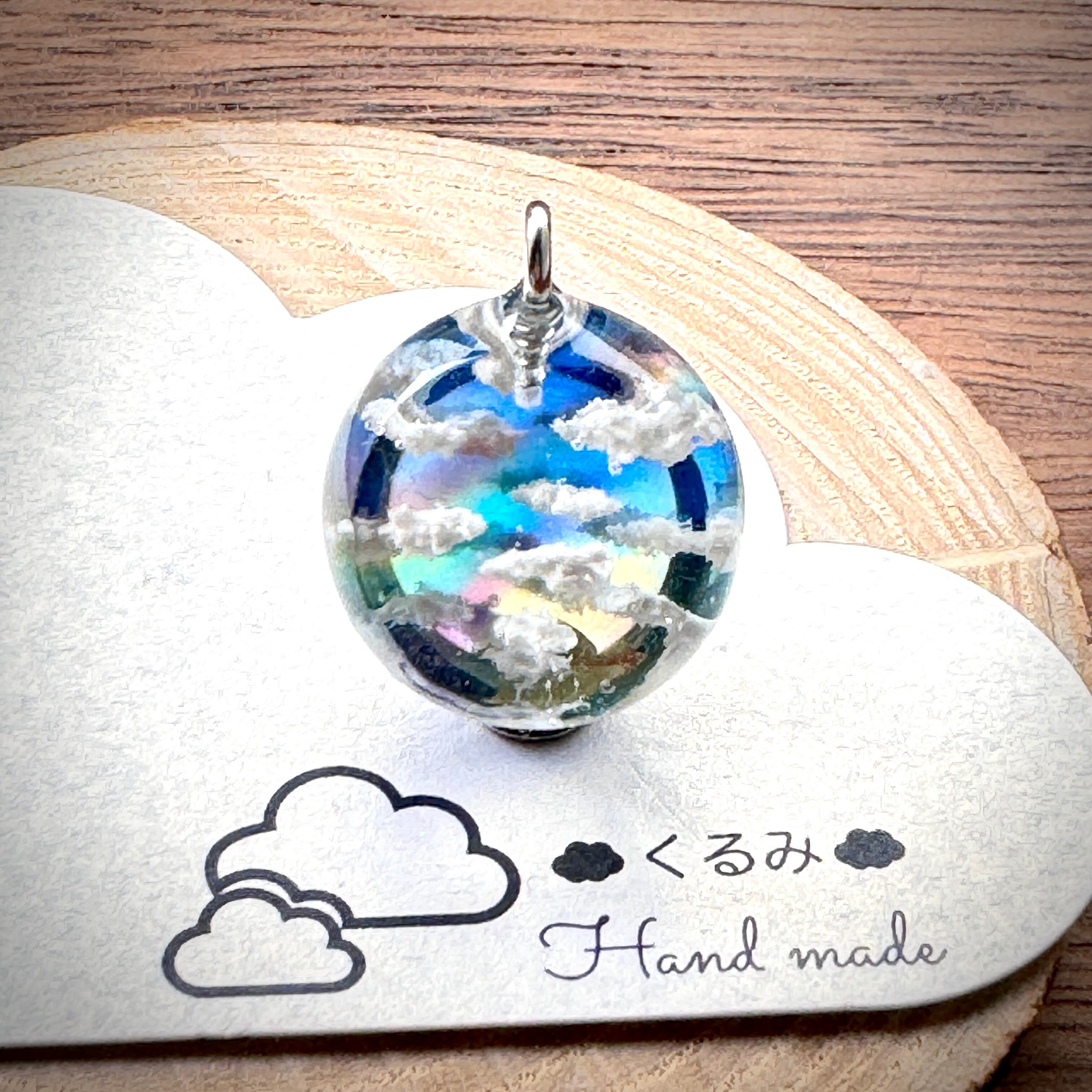 空&雲ペンダント 2割カット球体 青空にかかる虹 B