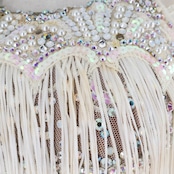 社交ダンス 衣装 ラテン ドレス ワンピース 白 フリンジ デモ 競技 ダンス パーティ 発表会 レース アイボリー オフホワイト ホワイト系 飾り きらめき エレガント フェミニン 上品 パフォーマンス 競技用舞台用