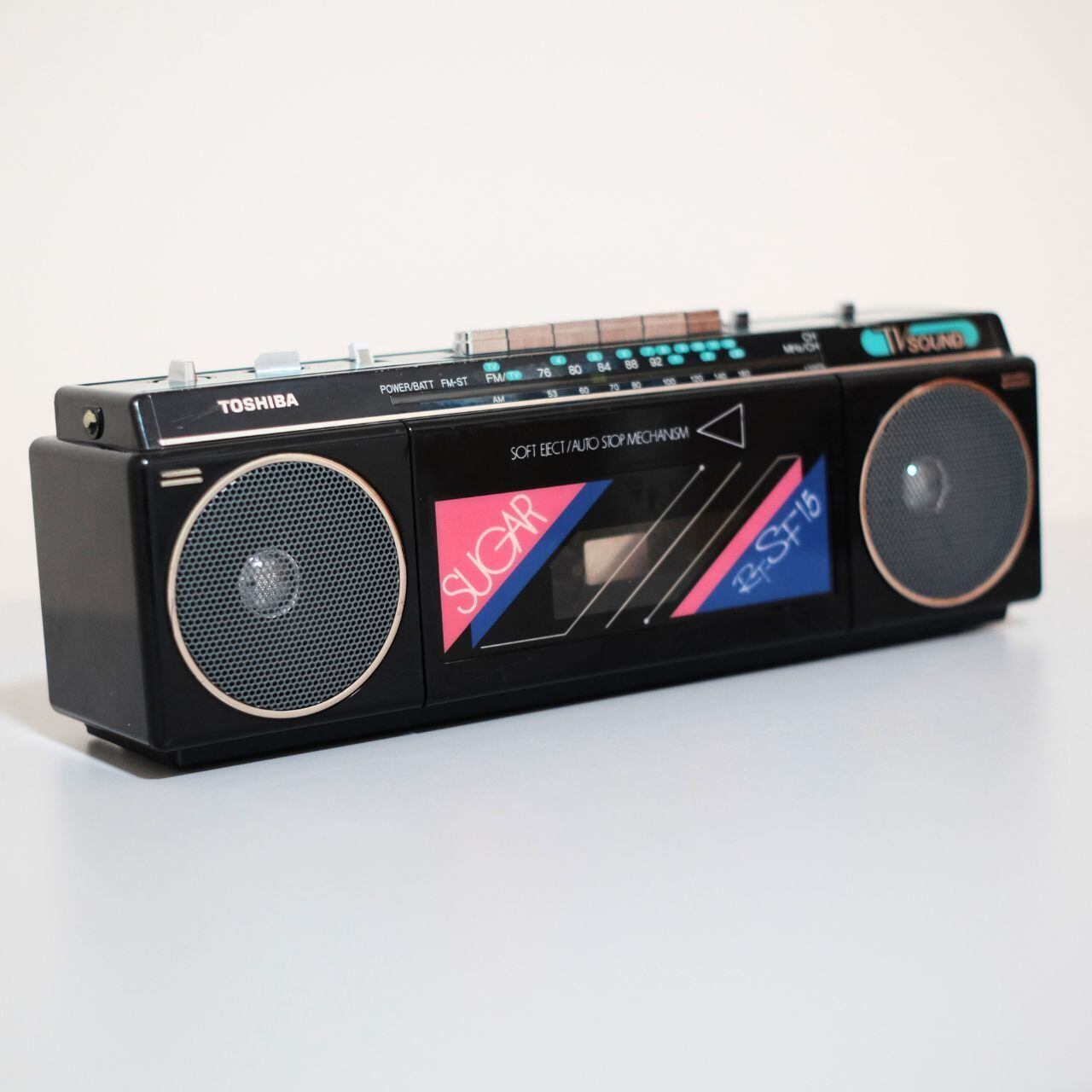 レトロなラジカセ、カセットプレーヤー、レコードプレーヤーの販売