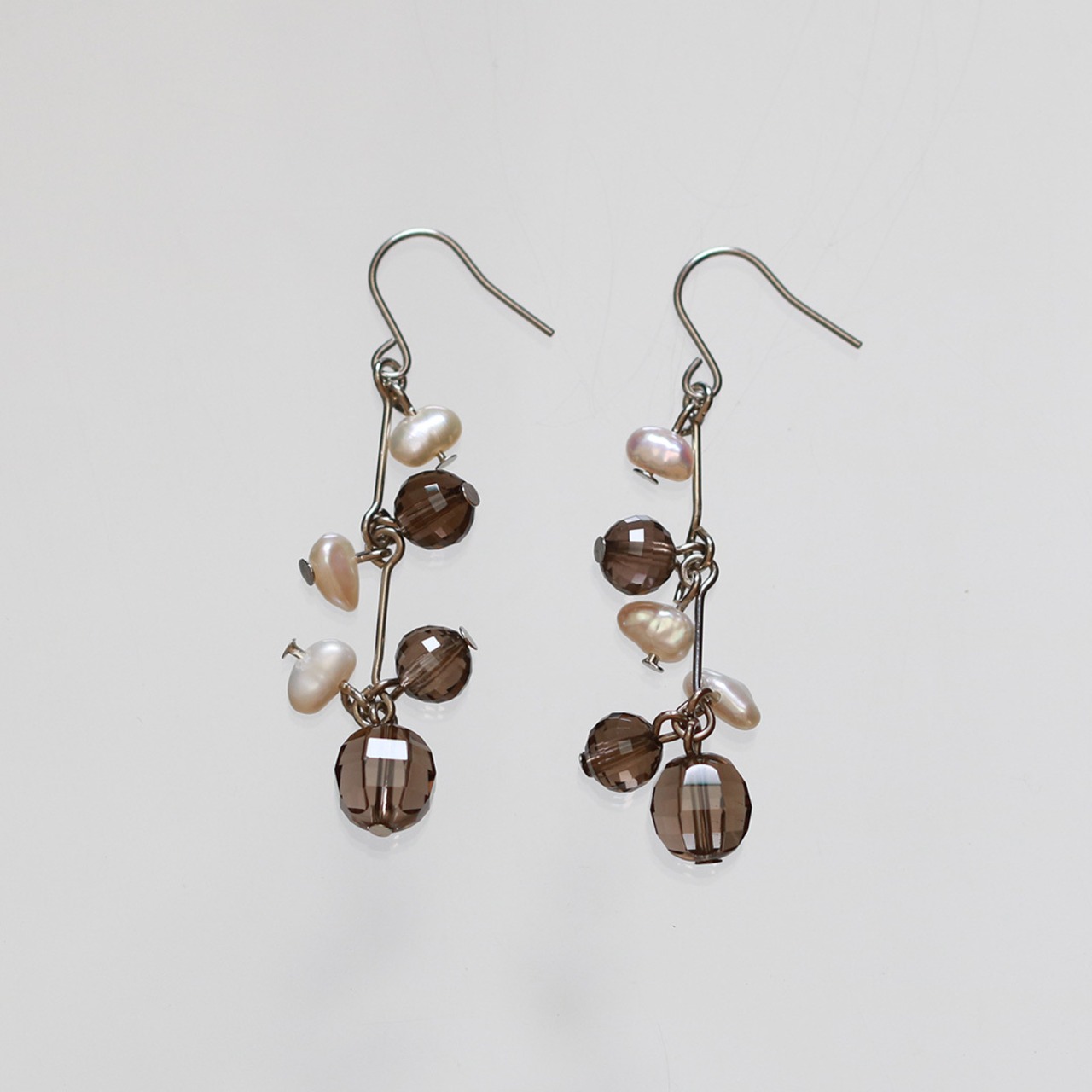 ホワイトとブラウンの色合いが最高！パール、スモーキークォーツピアス  mm1205