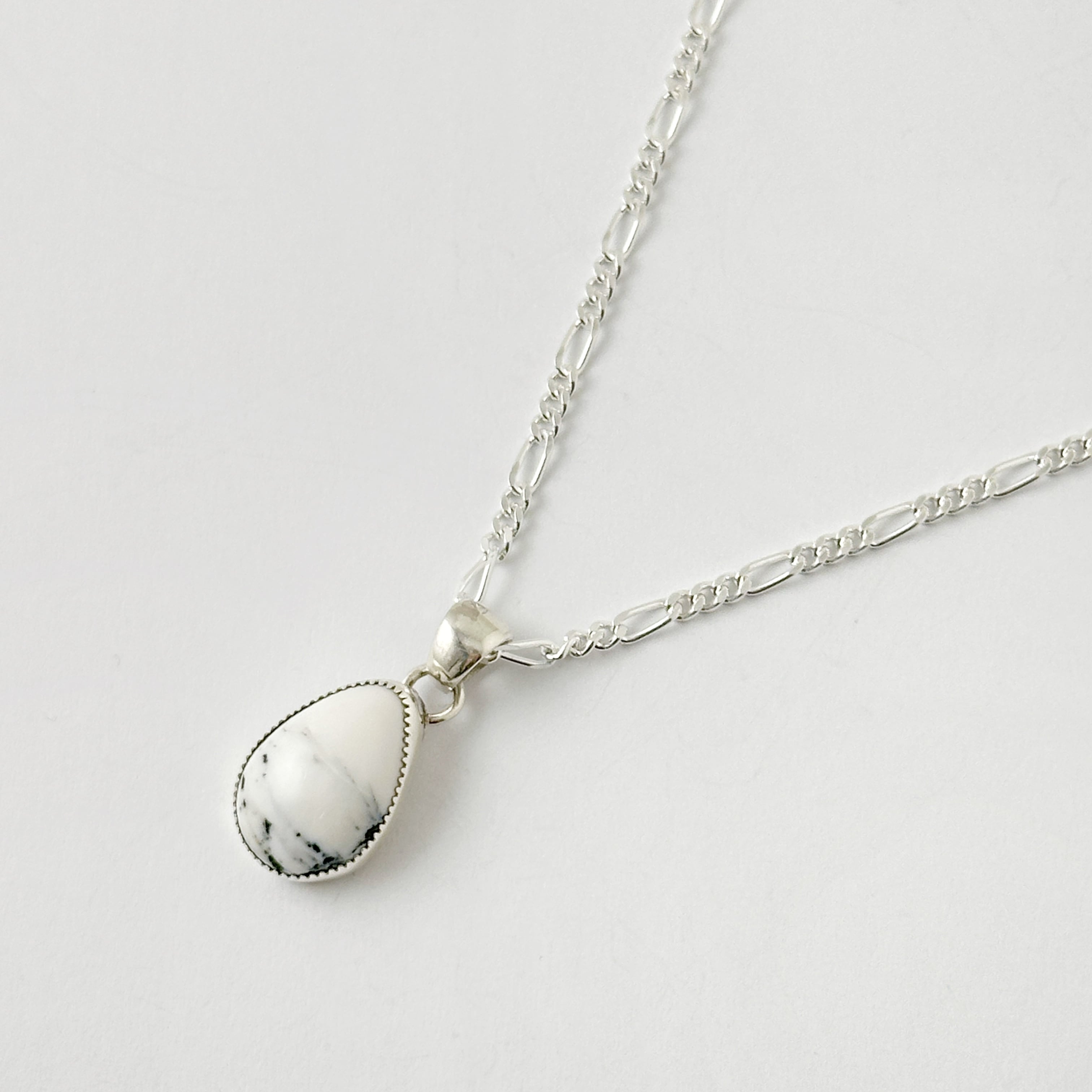 《Indian Jewelry 》ホワイトバッファロー シンプル ドロップ型 ネックレス (チェーン オプション)