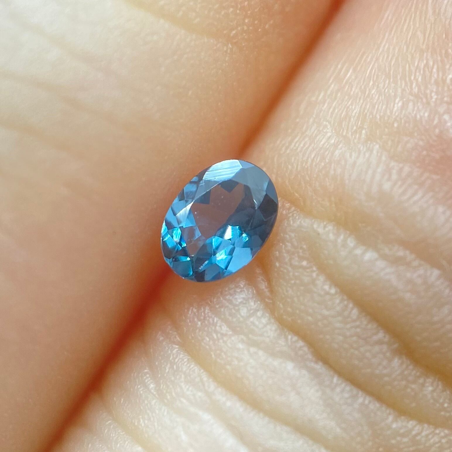 魅惑的な変色ベキリーブルーガーネット