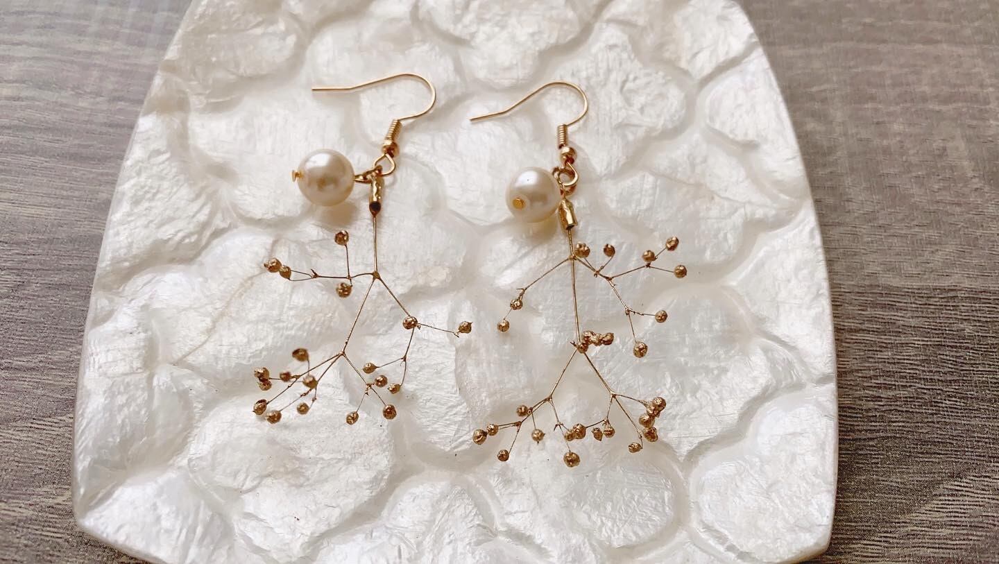 ゴールドのかすみ草とパール