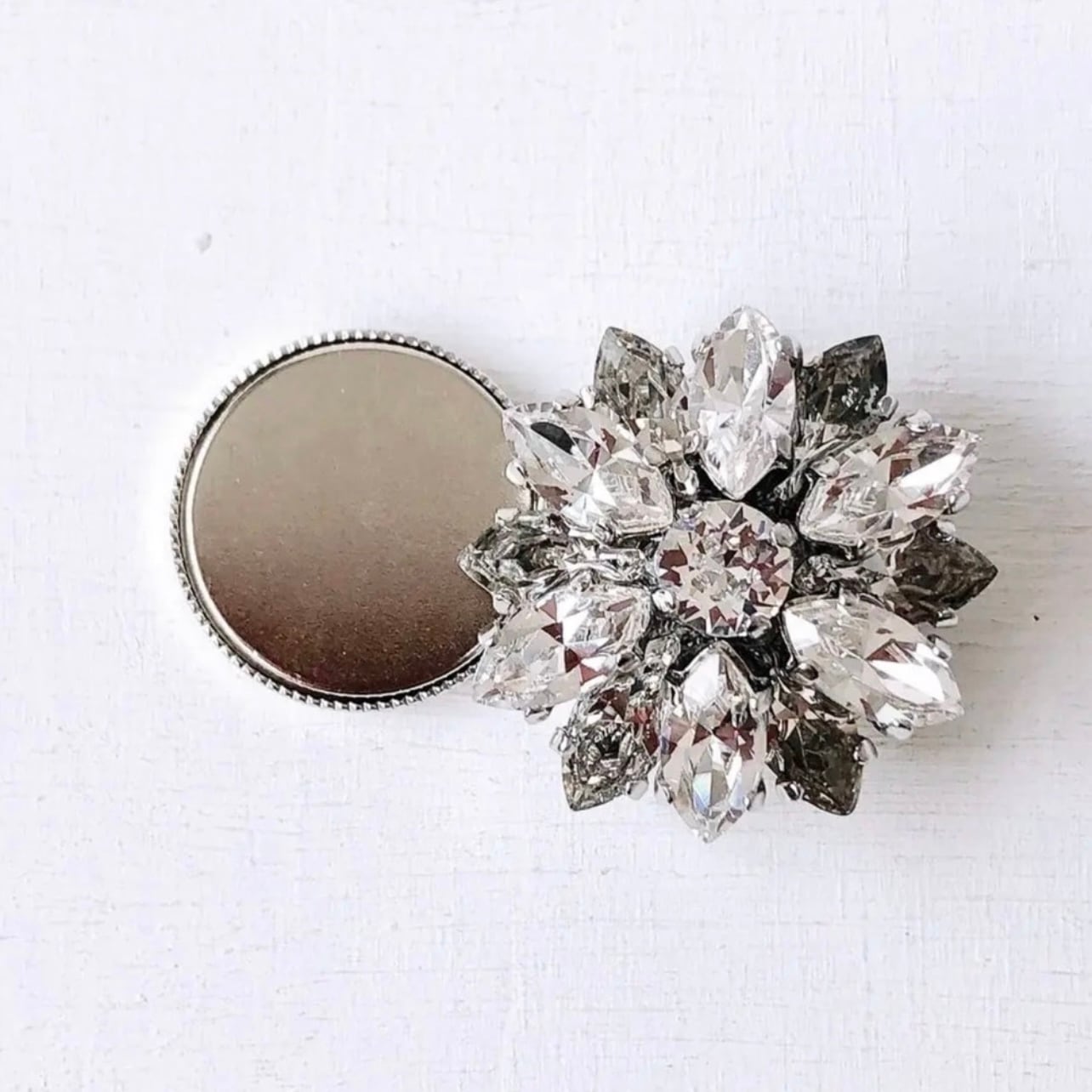 ✧₊⁎スワロビジューブローチ⁎⁺˳✧༚ 径約28mm マグネットタイプ/ピン