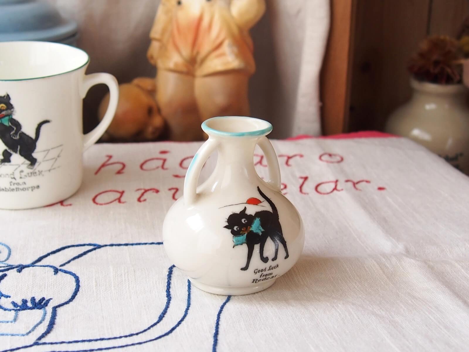 イギリスアンティーク　ミニ花瓶　GOOD LUCK CAT