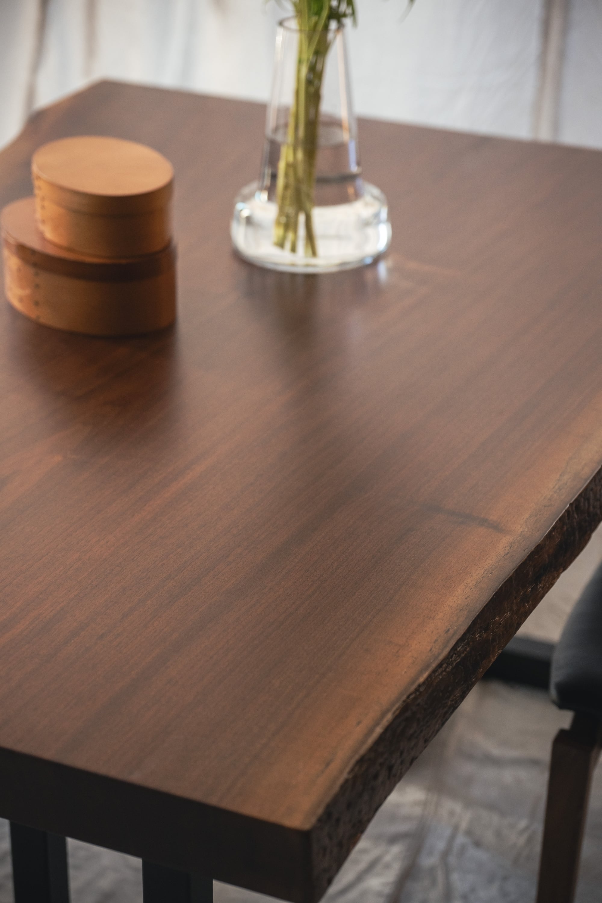 ウォールナットを贅沢に使用したテーブル ウォールナット_1400×900-1030×60_青山店_テーブル天板/一枚板 21959