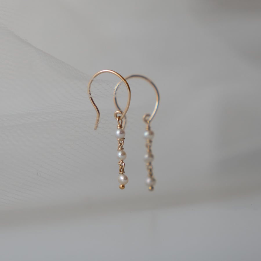小さな3連パールピアス|14kgf淡水パールピアス