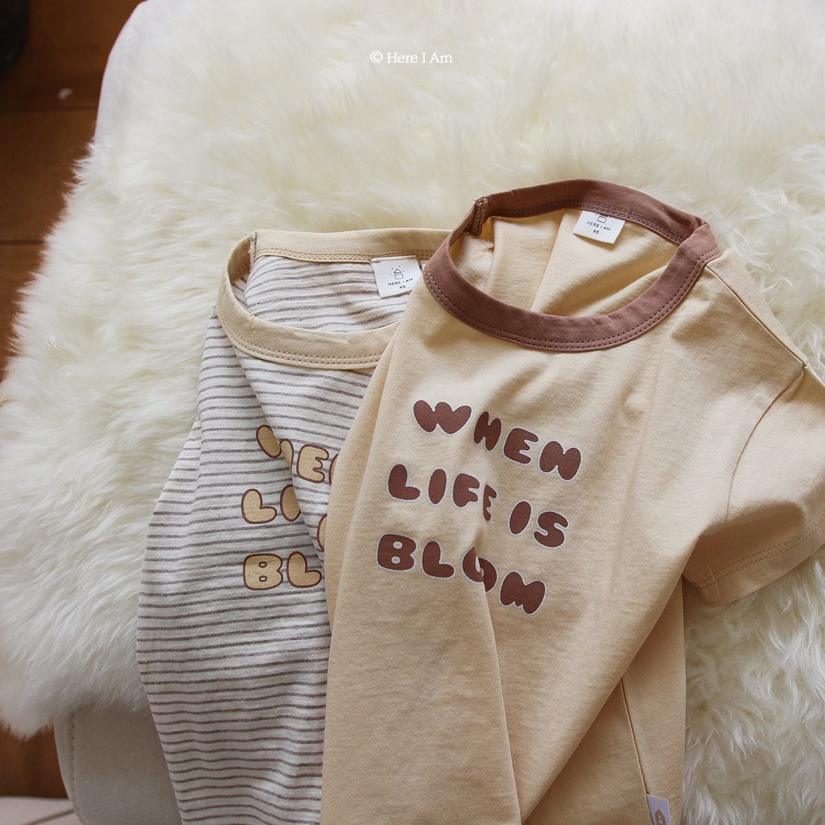 [お取り寄せ] bloom lettering tee/ iam