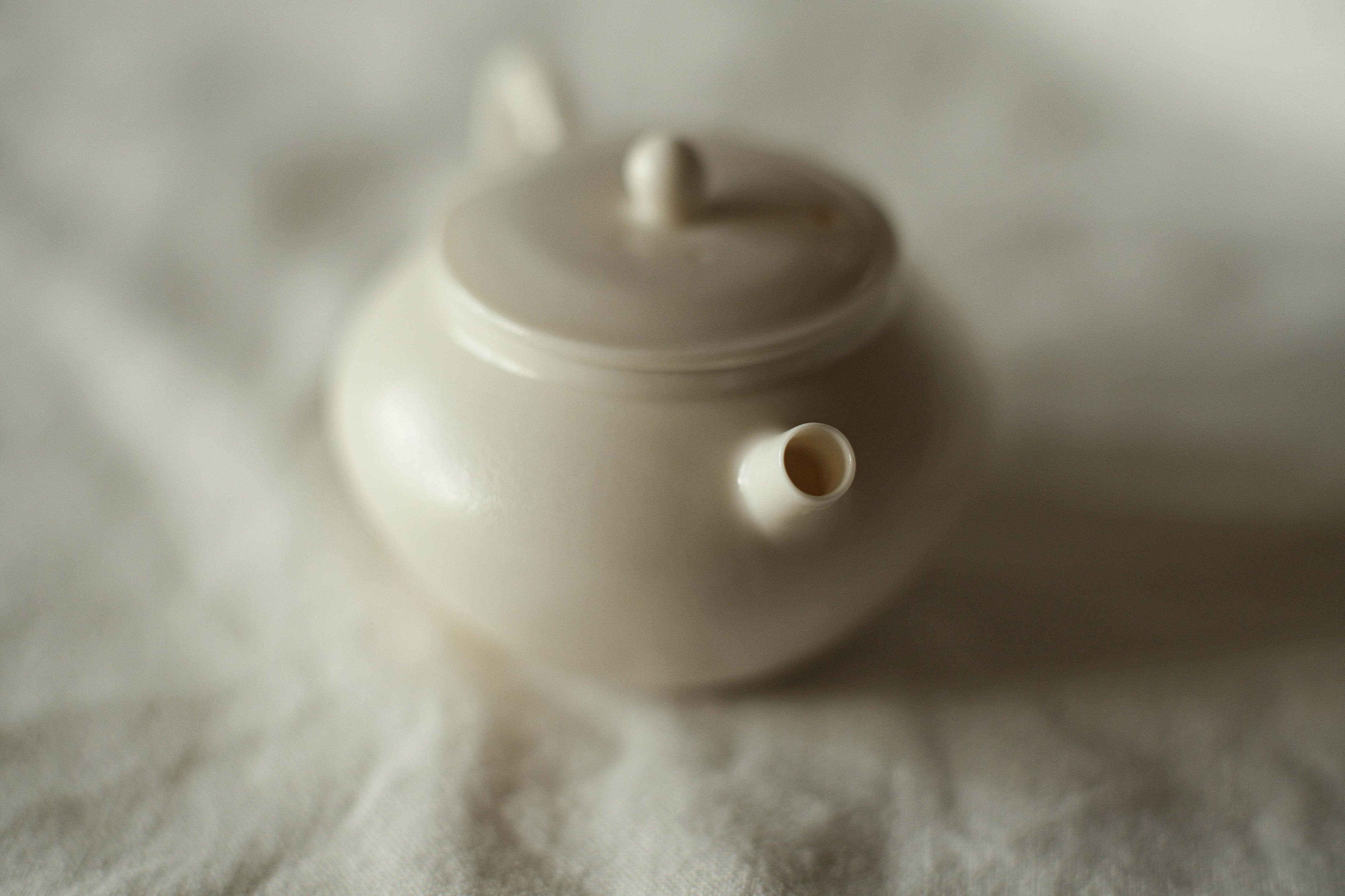 徳化薄胎薪窯白磁茶壺 長月玄（ろくろ引き/満水容量85cc） | 北白川糕糰店