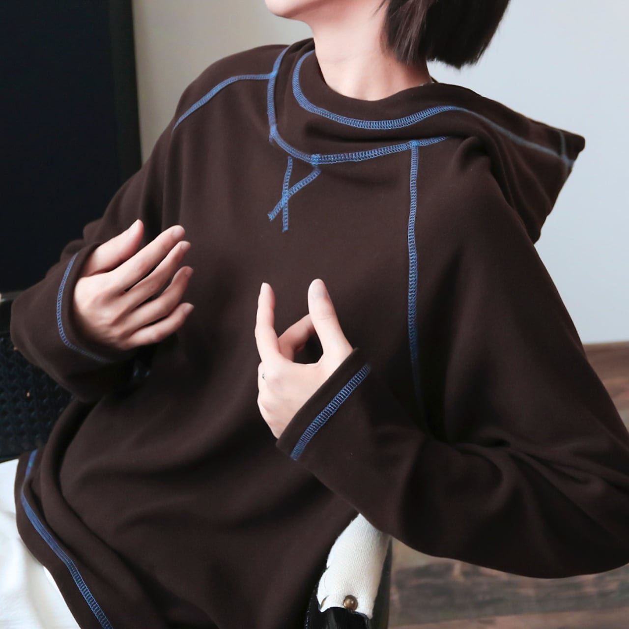 コントラストステッチラグランルーズフーディ A01959