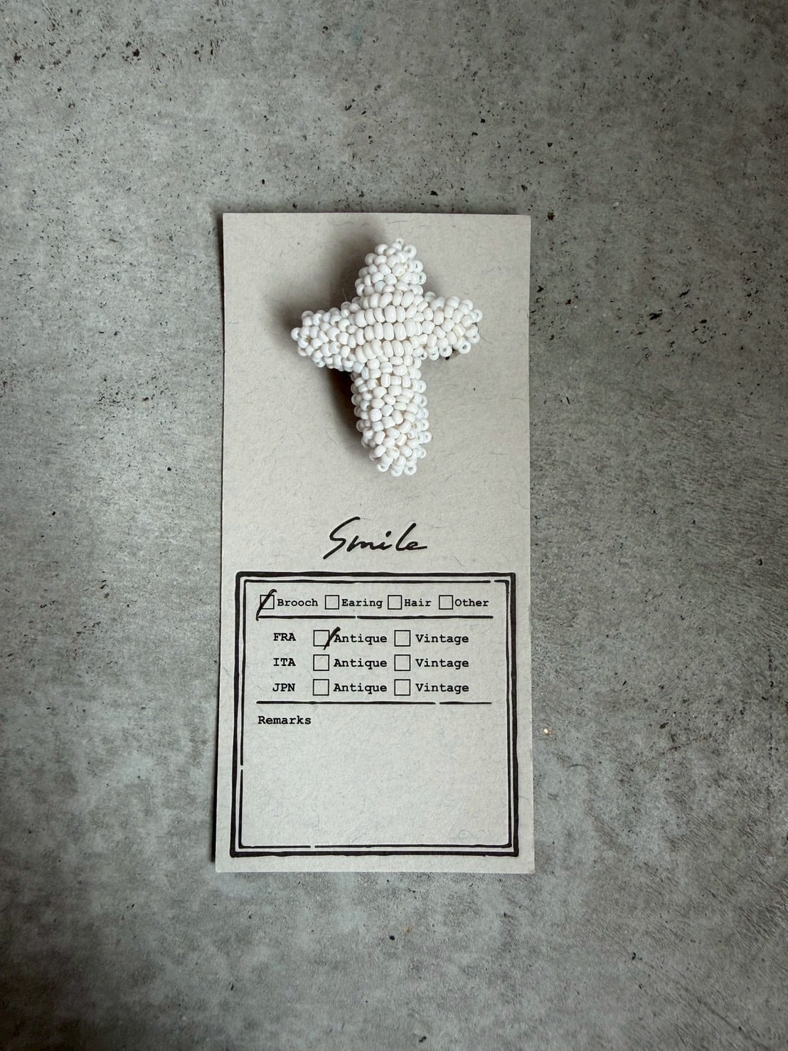 装身具「SmiLe」 №5 antiquebeadsブローチ・クロス