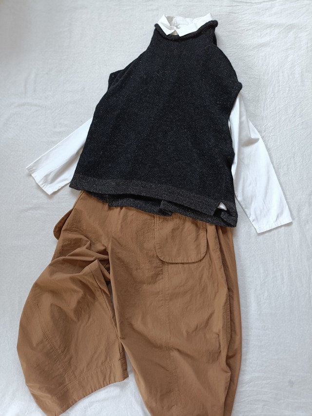 楽だけどシルエットシュッとしてる黒パンツ　Cotton House Aya