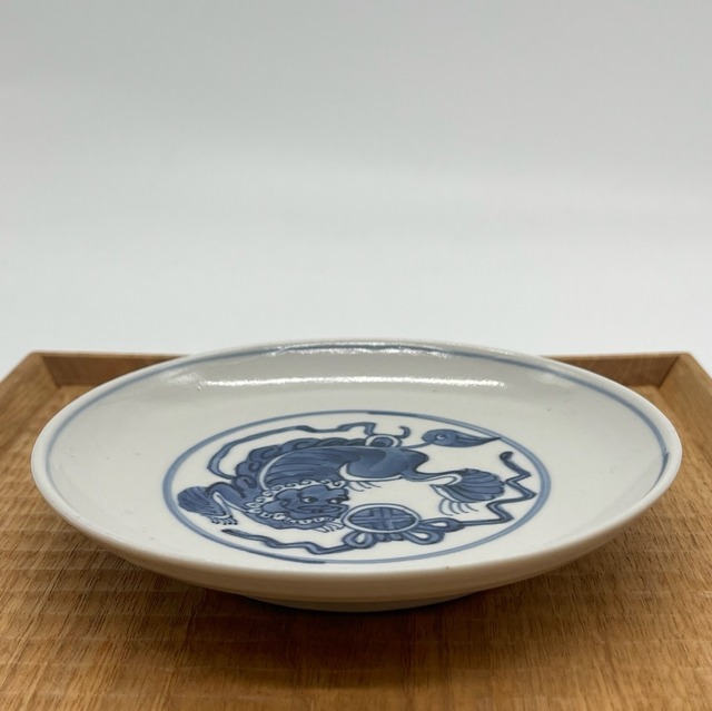 『樋山真弓』染付玉取獅子皿　2023011250064