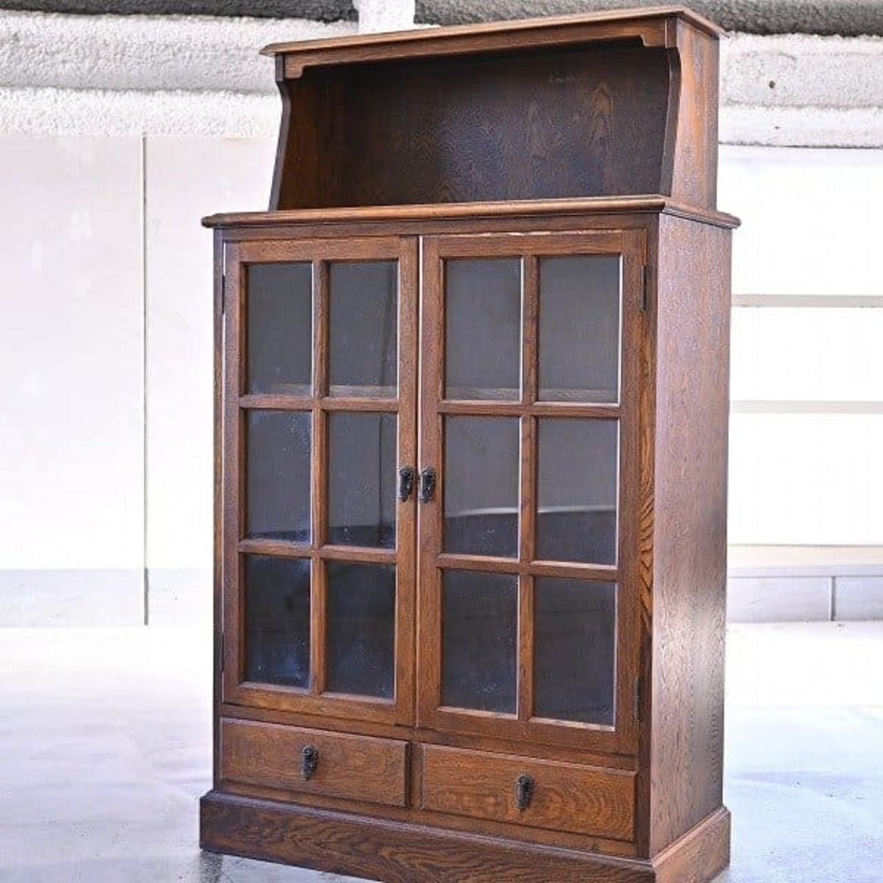 三越ブルージュ オーク無垢材 キャビネット ガラス扉 飾り棚 引き出し2杯 収納 クラシック 食器棚 本棚 英国カントリー Brugge【中古家具/中古インテリア/USED家具ユーズド家具/リサイクル】