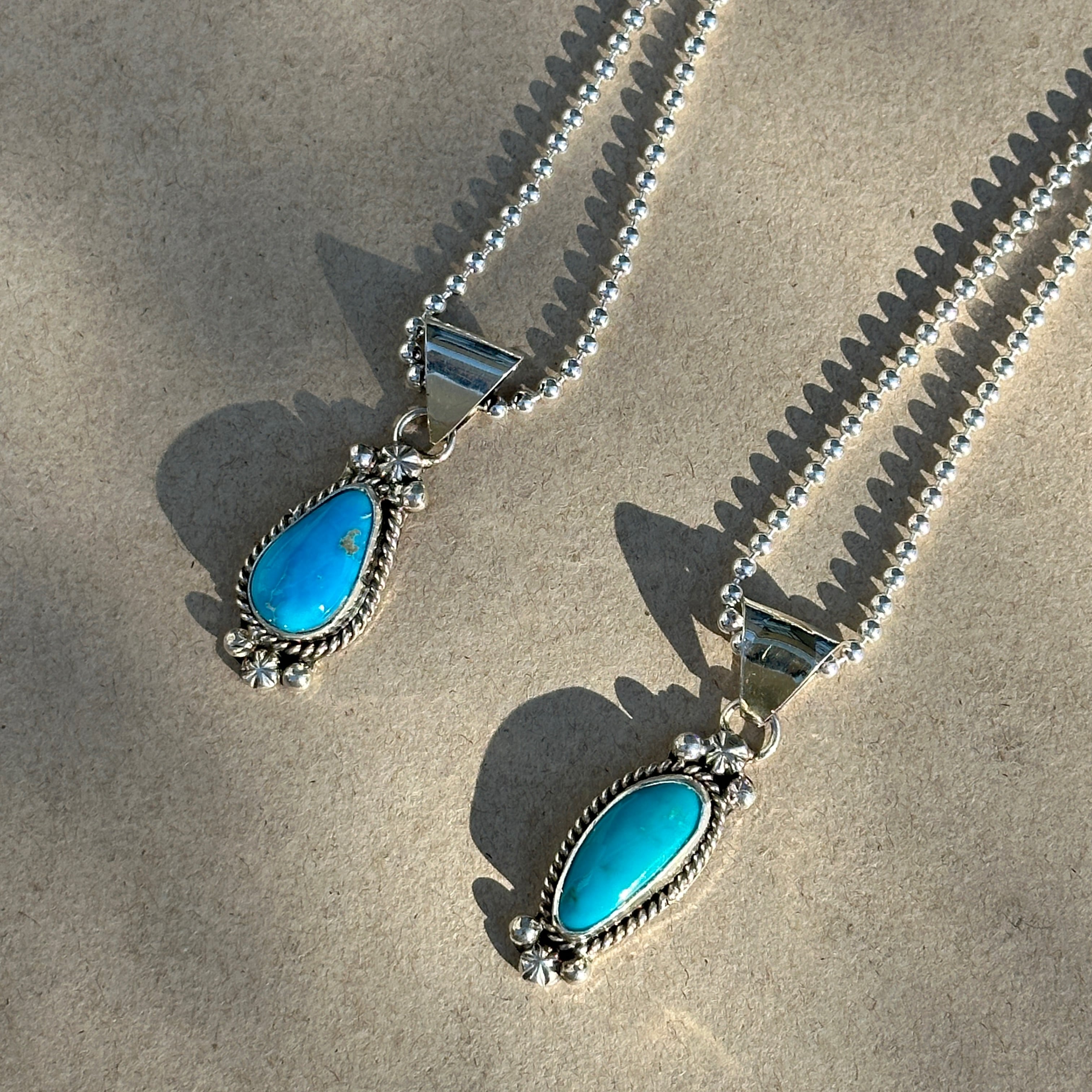 Indian Jewelry 》ROBERT MARTINEZ キングマン ターコイズ ペンダント