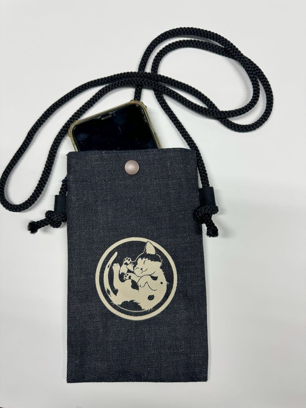 岡山倉敷デニム「にゃおとら」肩掛けスマホケース（A） Phone case