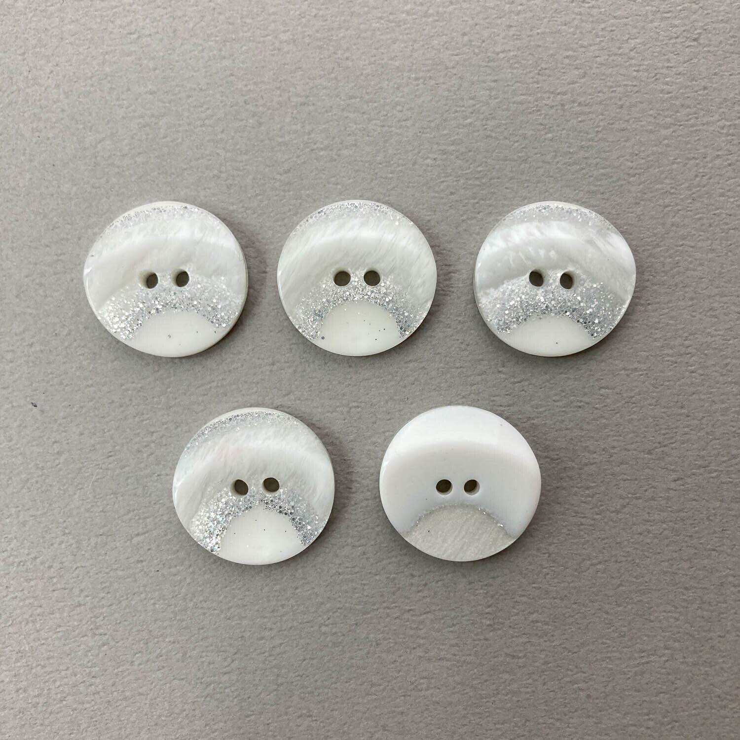 シルバーラメ凹凸ラウンドボタン（21mm） | Dua-アクセサリーパーツ