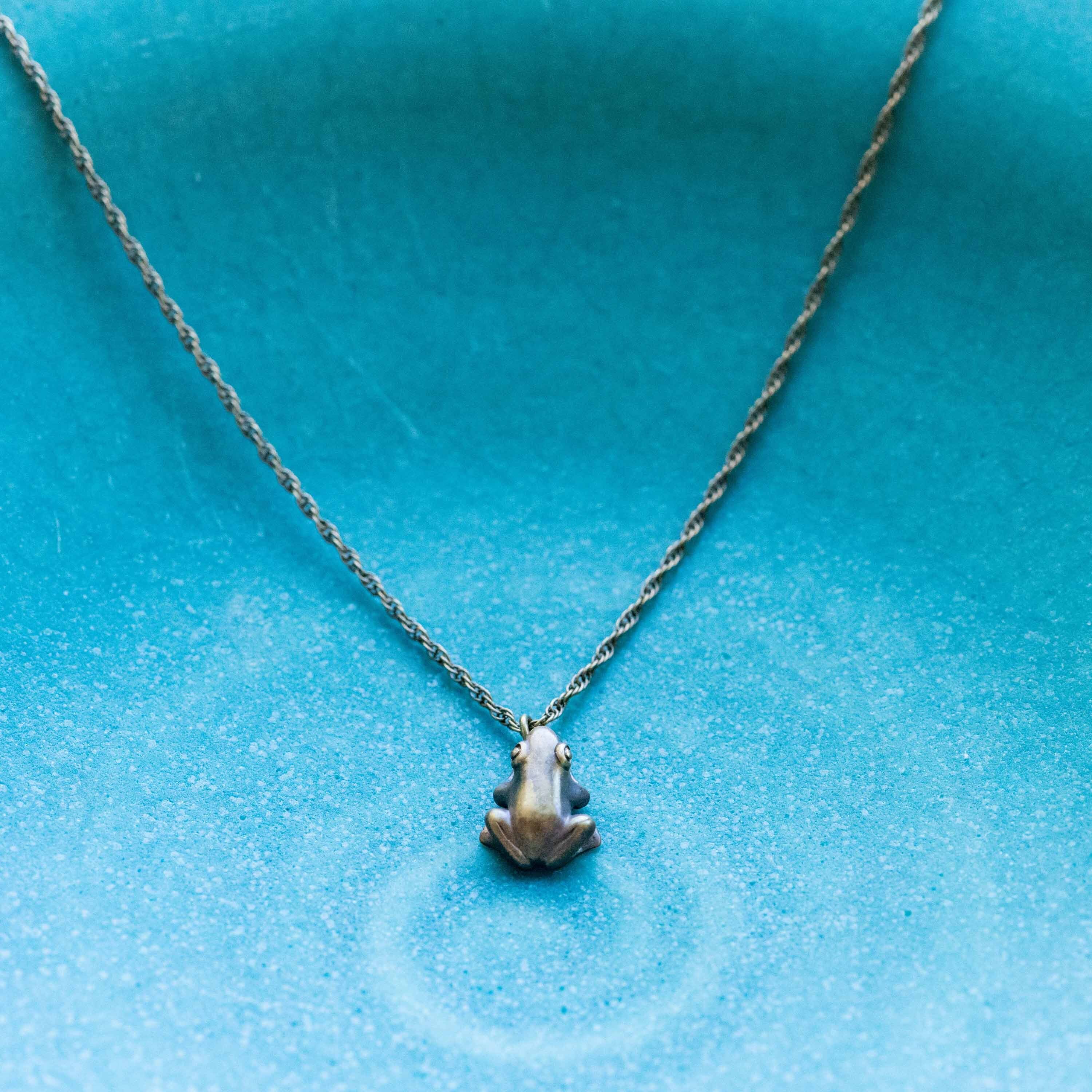 ご主人様を見つめる蛙の真ちゅうネックレス | カエルの時計屋さん