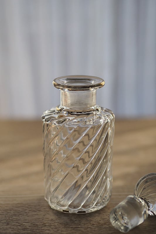 ガラス越し螺旋スパイラル-antique baccarat perfume bottle