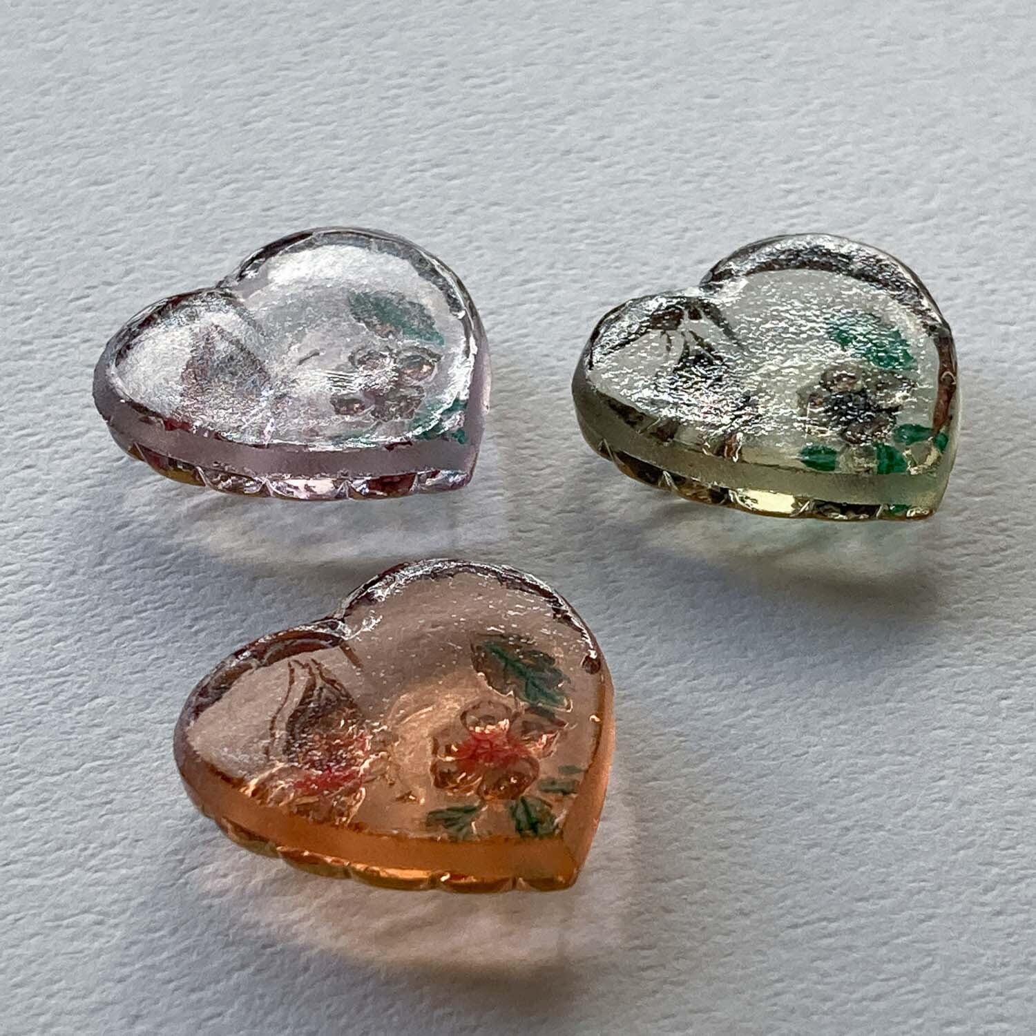 チェコヴィンテージ 蝶と花模様のハート型ガラスカボション | Dua
