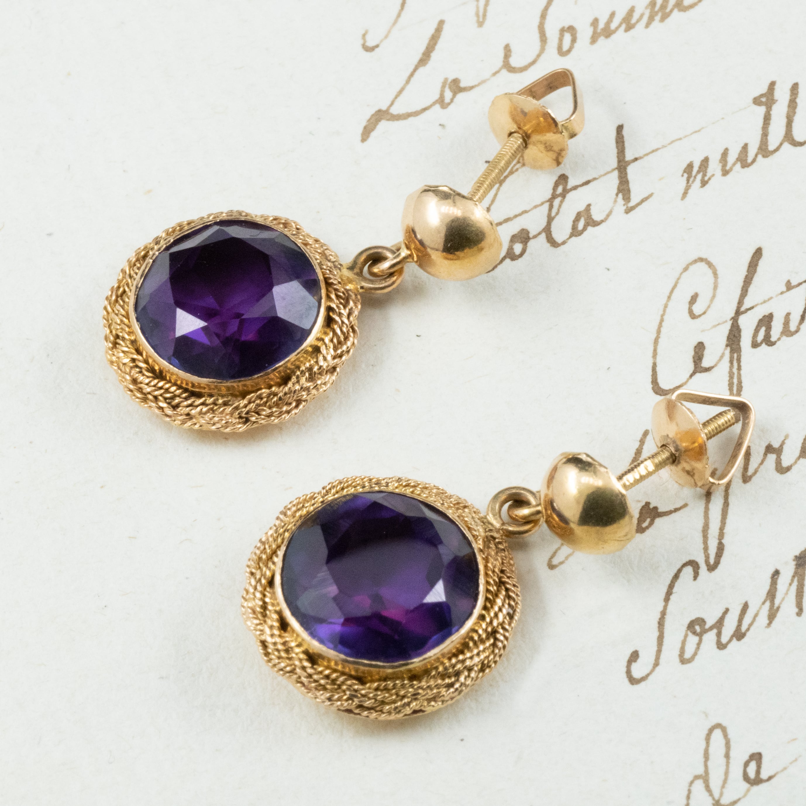 OKE00008 外国製 レトロ K18 合成サファイア ピアス 〜耳元に咲く存在感ある紫のきらめき〜