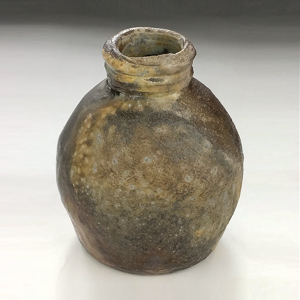 魅力的な 備前焼 花器一輪挿し 特殊穴窯焼成 備前焼き締め