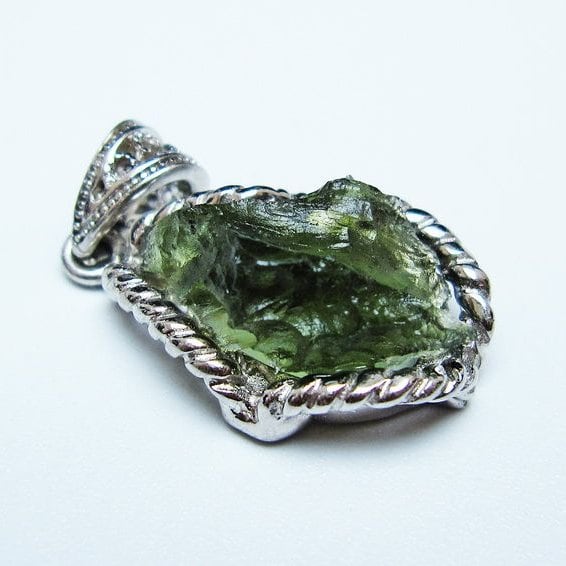 モルダバイト ペンダント モルダウ石 ペンダントトップ 原石 一点物 メール便可 [M便 1/20] 199-482