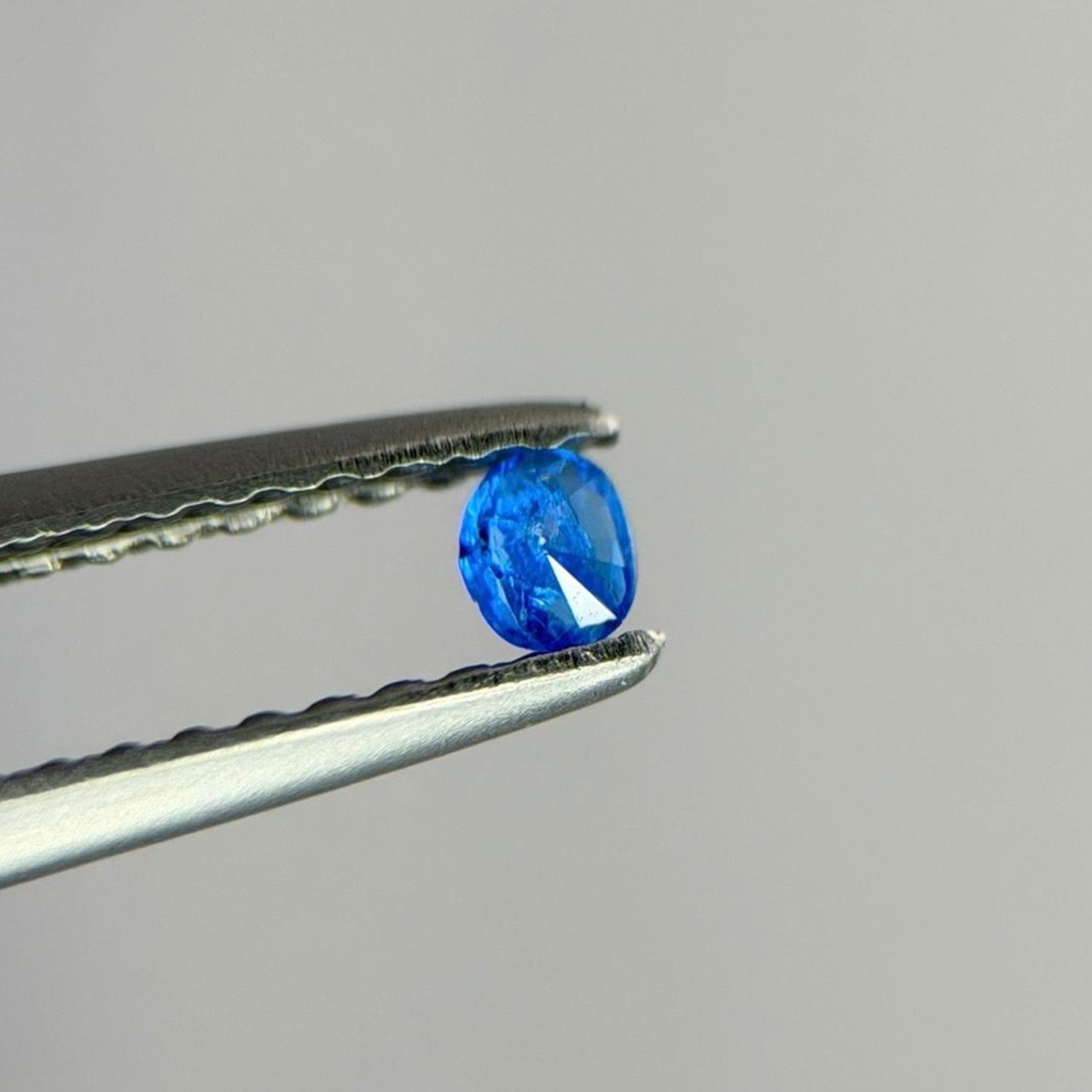 コバルトスピネル 2.8x2.2x1.5mm, 0.05ct, ベトナム産