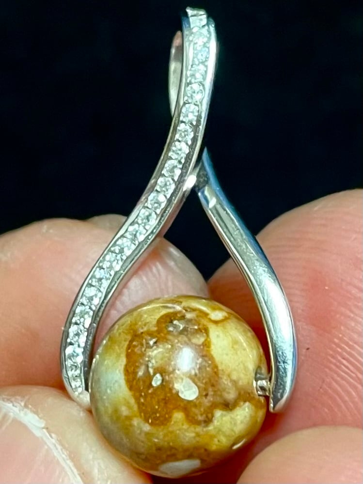 2) 日本人の「心」に寄り添う御守り「姫川薬石」メビウス・シルバーPT