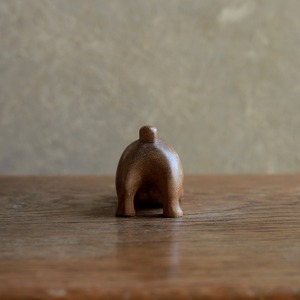 遊んでもらおうとポーズをとる、味わ深いブルドッグ
