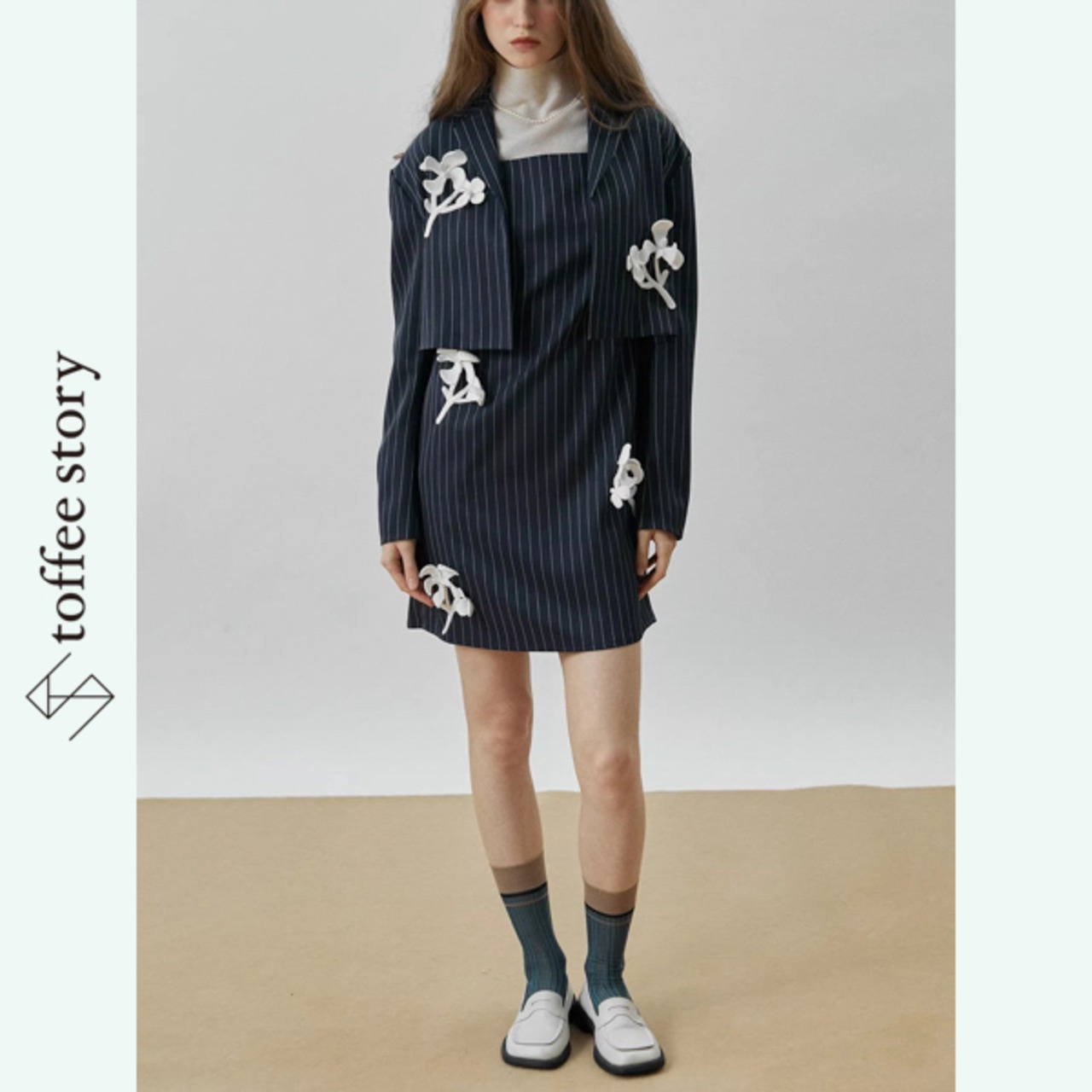 白花が踊る線の余白：サスペンダーワンピース《XU0282》