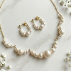 《2点セット》クリスタルパールのカーブラインネックレス＆フープピアス・イヤリング