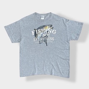 【GILDAN】プリント Tシャツ 魚 fishing 釣り ロゴ イラスト 半袖 X-LARGE グレー US古着