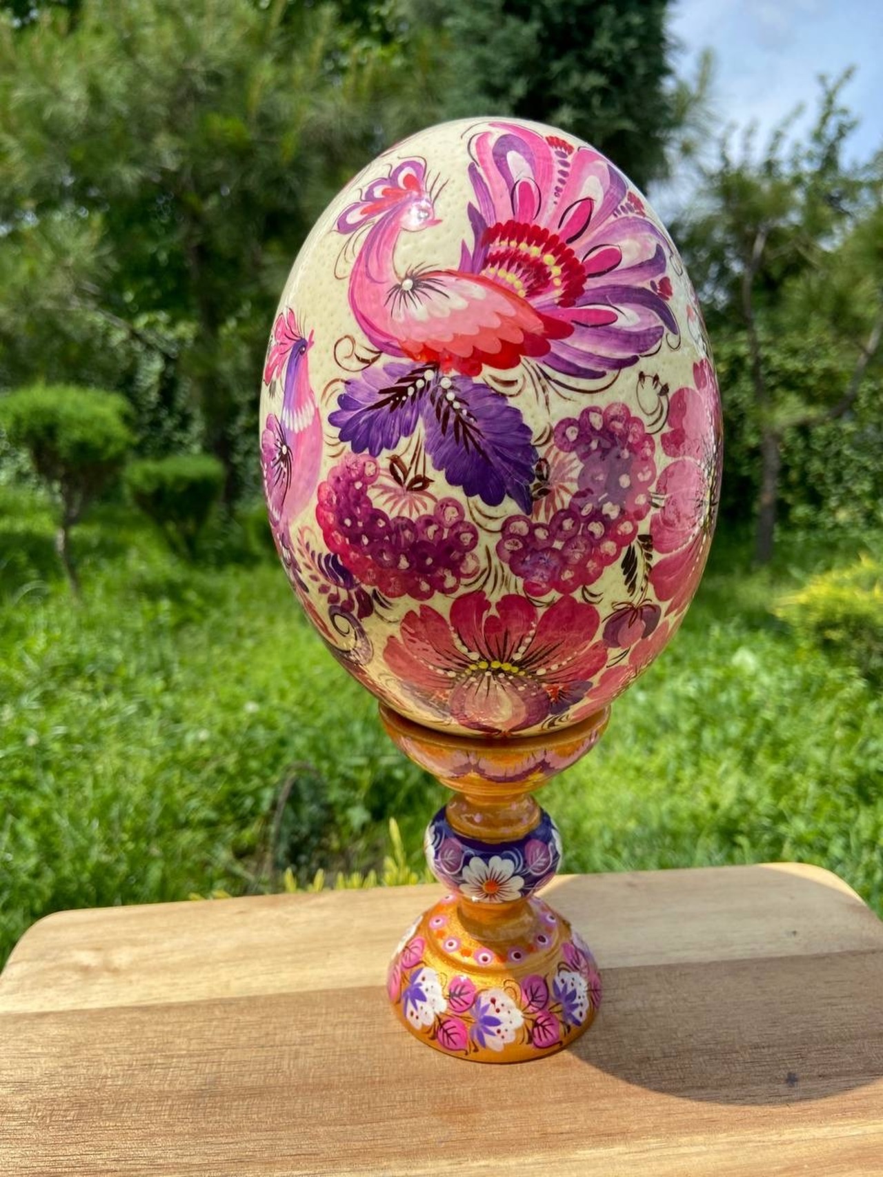 ペトリキウカ塗り　ダチョウの卵　プィサンカ・スタンド付き（イースター・エッグ） 20cm（Homenko作） Ostrich egg with wooden stand - 2