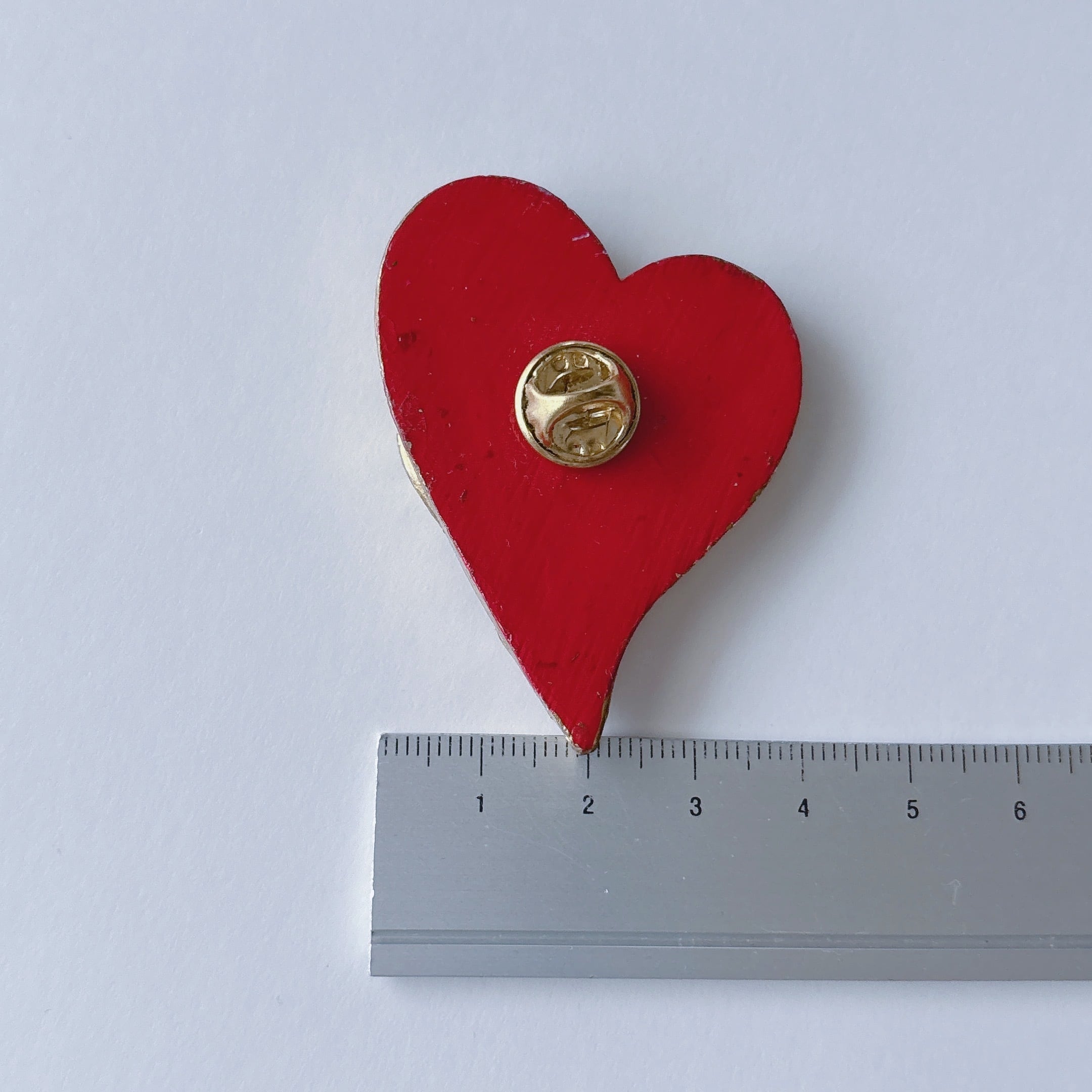 Vintage 80s gold tone red wood double heart brooch pin