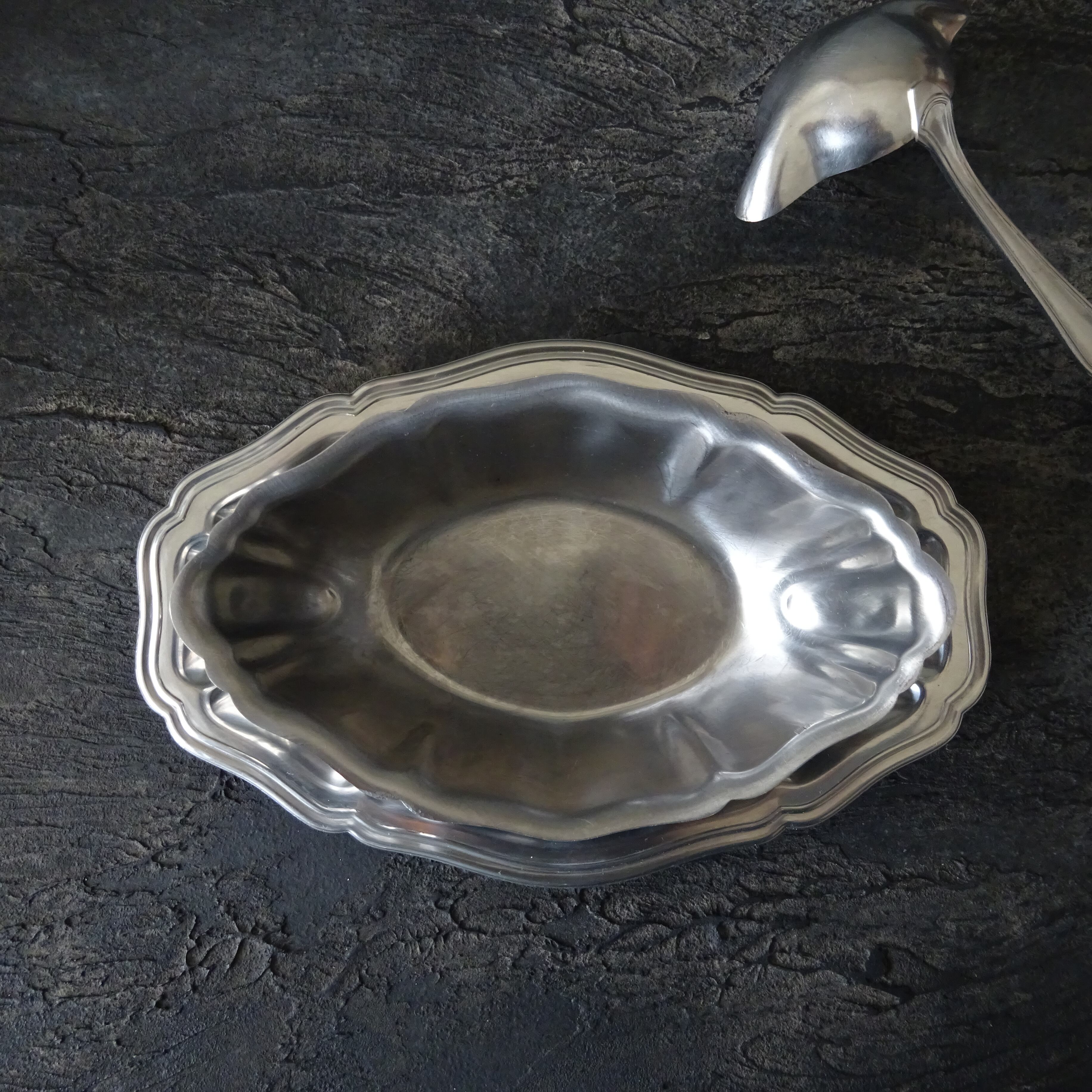 Ancienne Saucière et sa cuillère à sauce gras maigre en inox