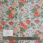 ブロックプリント生地【50cm単位】インド綿 片耳デザイン付き 花柄 白×オレンジ×カーキ #56626-WT1