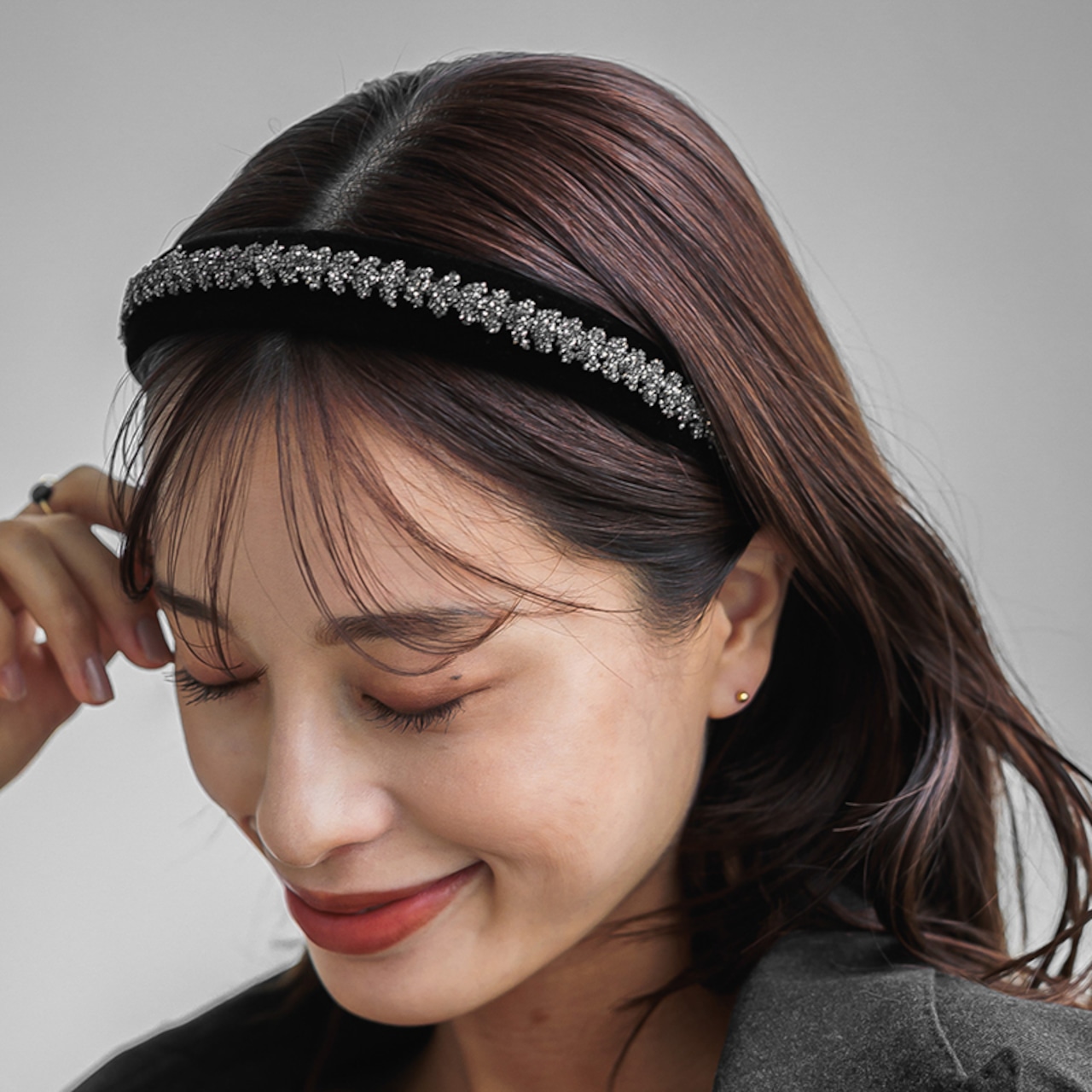 【ネコポス便】カチューシャ 大人 ブラック ベロア ビジュー キラキラ 幅広 ヘアアクセサリー 2549