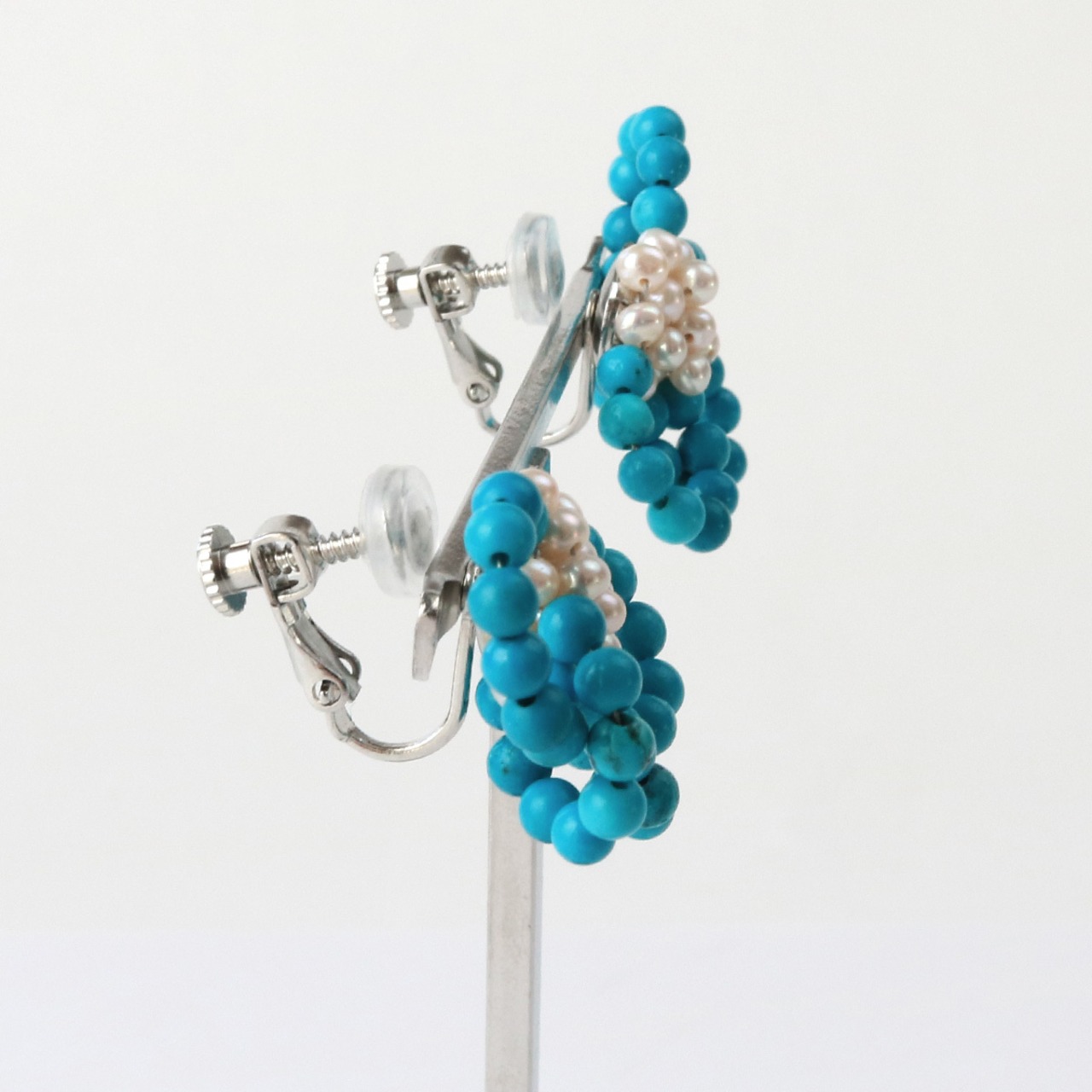 ホワイトとターコイズで可愛く！ターコイズ・パール フラワーイヤリング mm1089