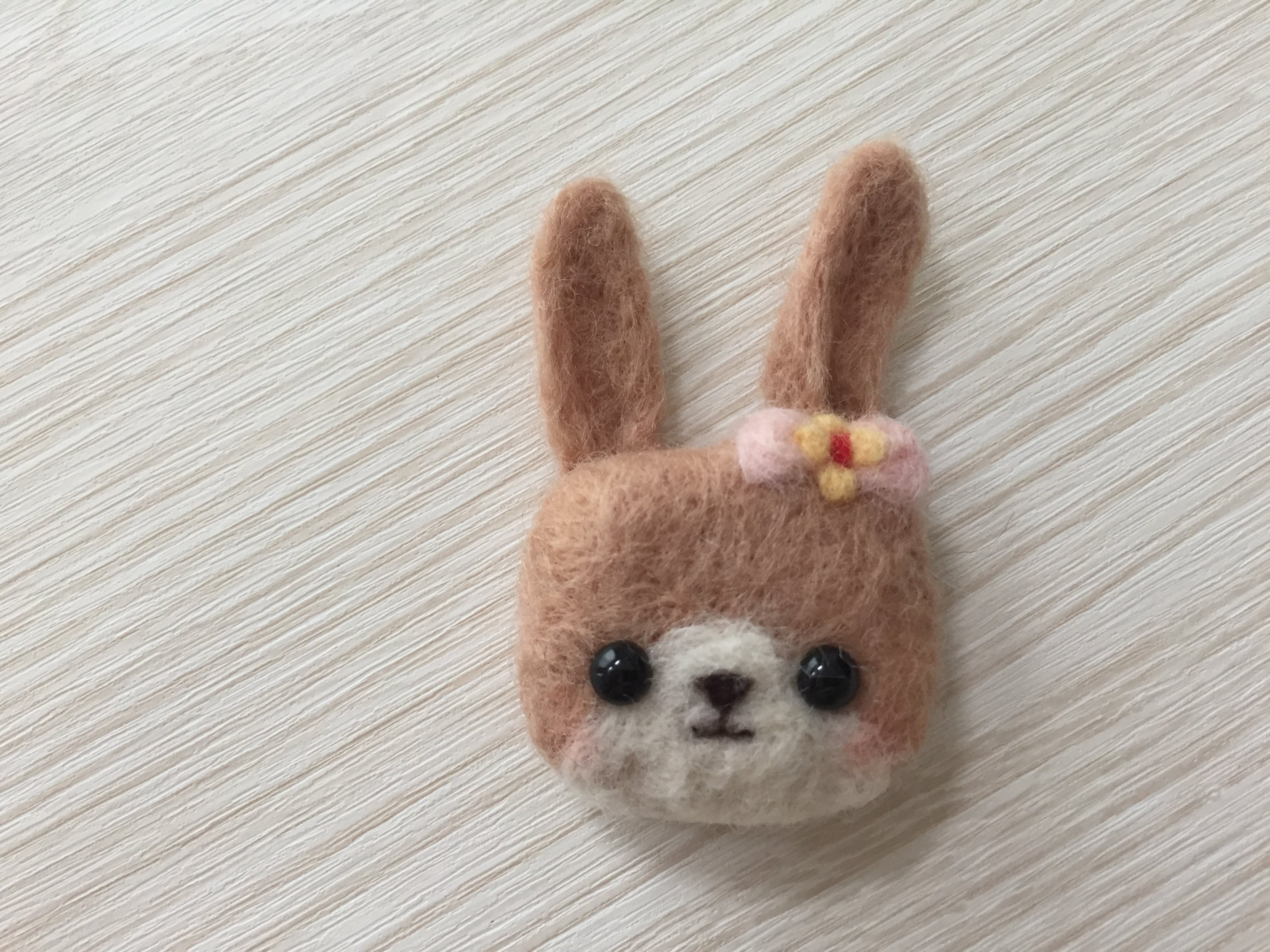 羊毛フェルト うさぎ ブローチ ハンドメイド | yaorin