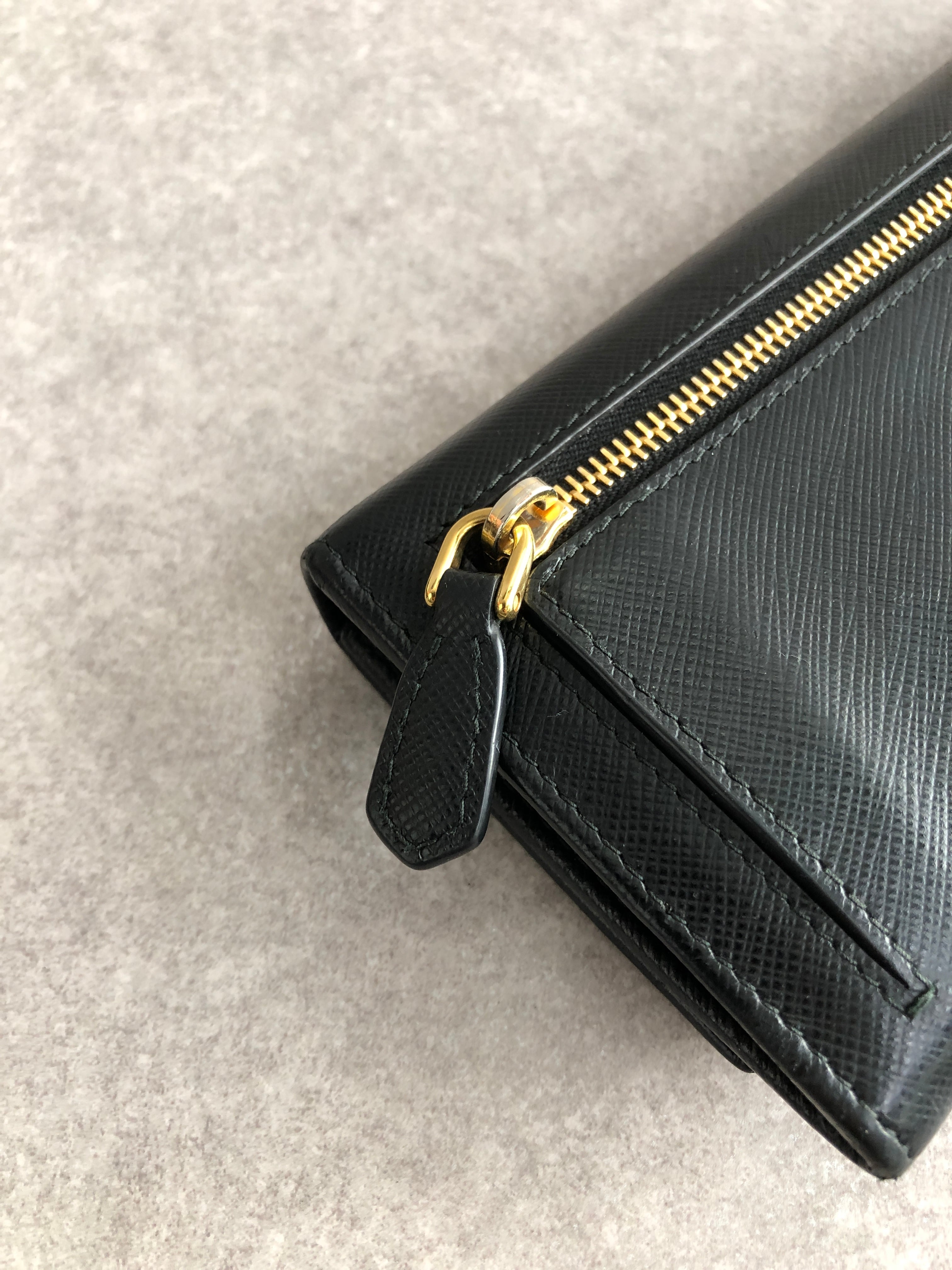 PRADA プラダ 長財布 ブラック トライアングルロゴ サフィアーノレザー