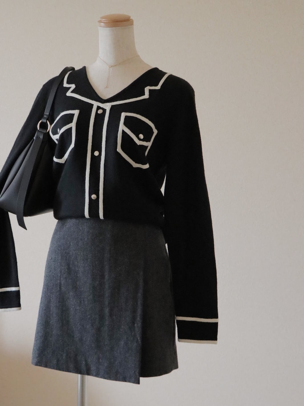 ●Trompe-l'œil embroidery design black & ivory color knitted top