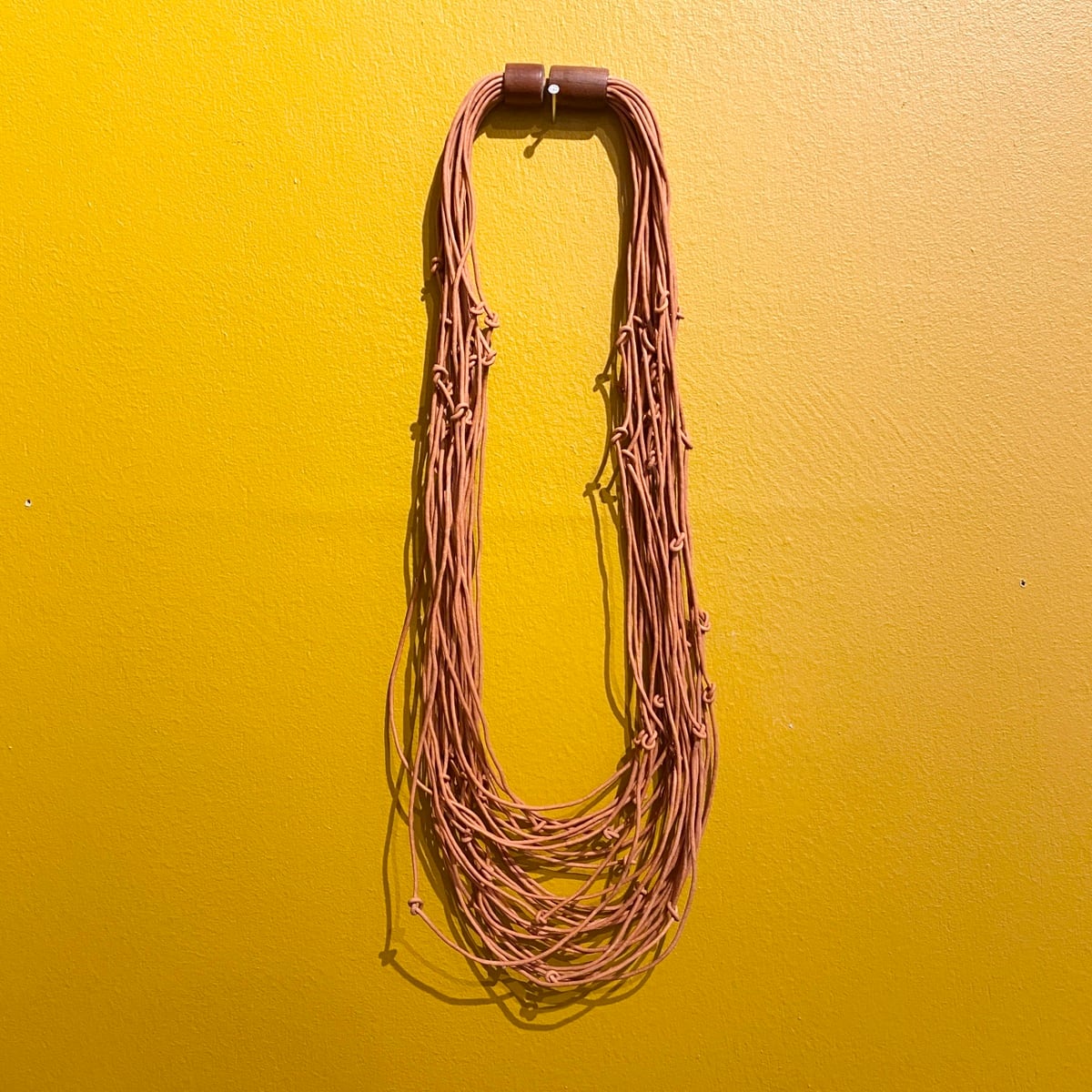 【 DaTribu ダ・トリブ 】ブラジル・アマゾン 天然ゴムネックレス Colar ponteia <L>オレンジ