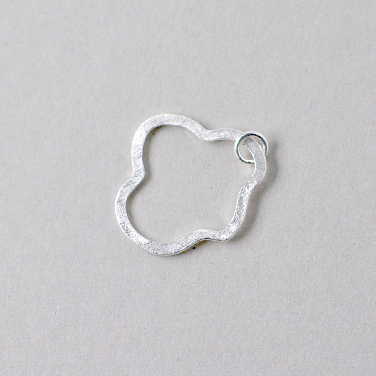 Hanae float ring チャーム