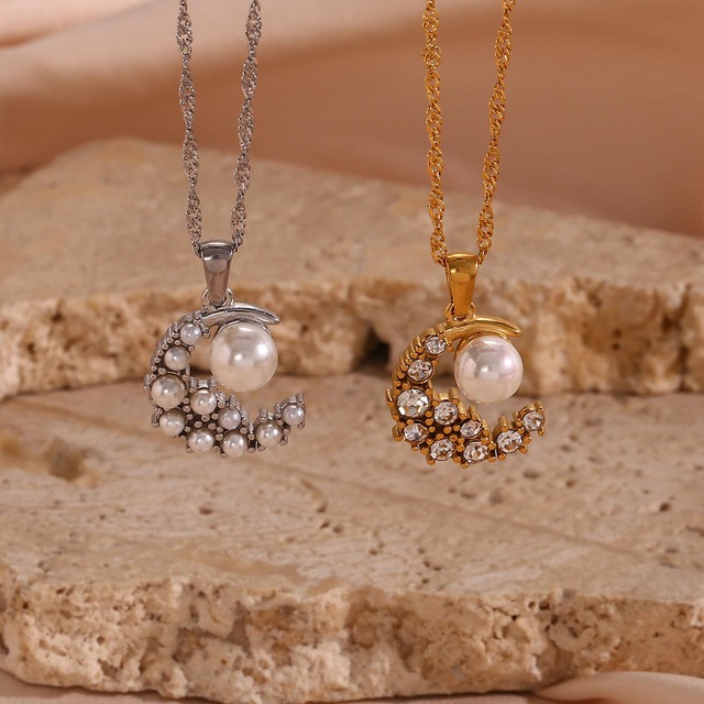 Clair Pearl Moon Necklace（クレールパールムーンネックレス）